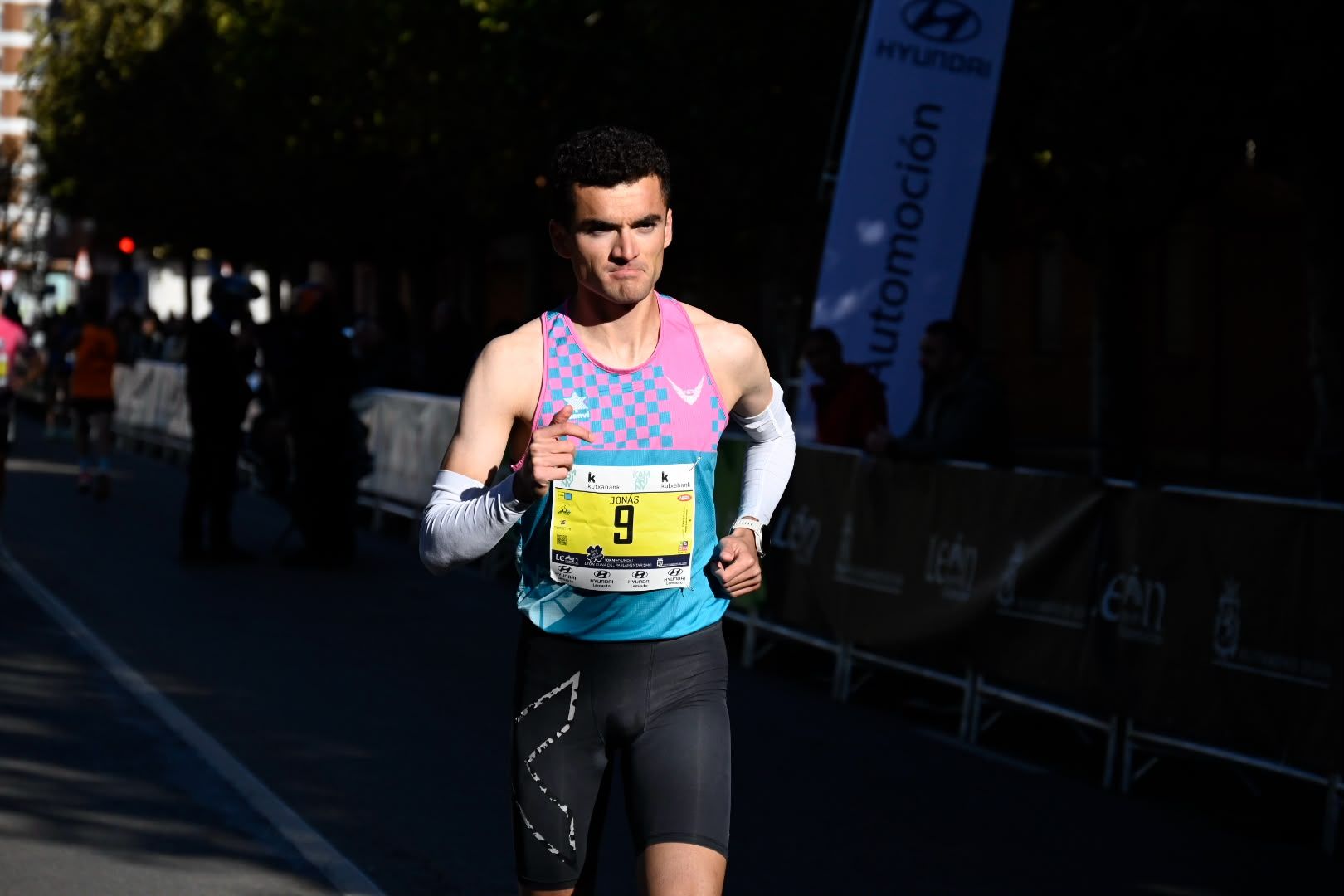 Los 10KM de León llenaron las calles de la capital desde primera hora de la mañana con cerca de 5.000 corredores. SAÚL ARÉN (30)