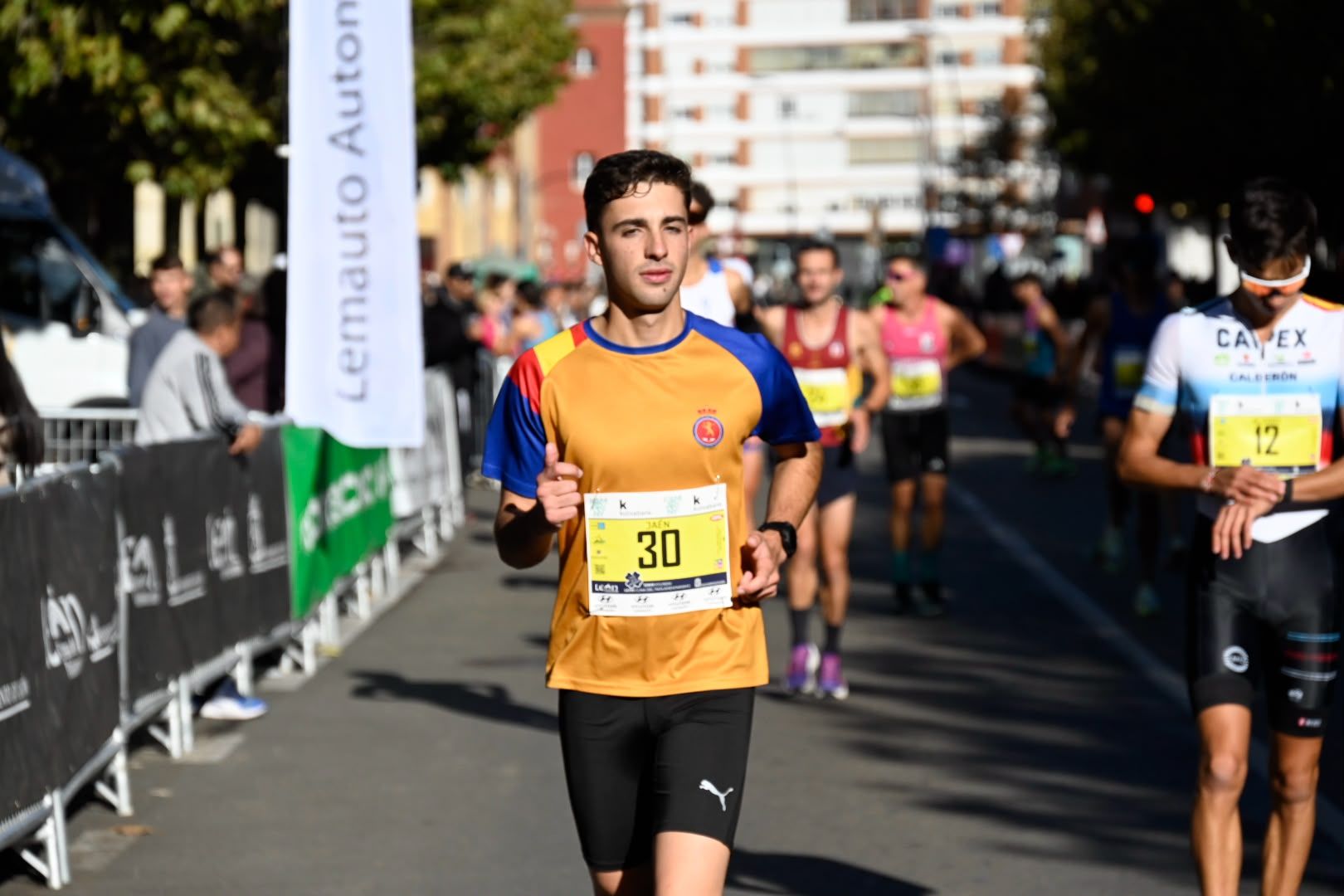 Los 10KM de León llenaron las calles de la capital desde primera hora de la mañana con cerca de 5.000 corredores. SAÚL ARÉN (35)