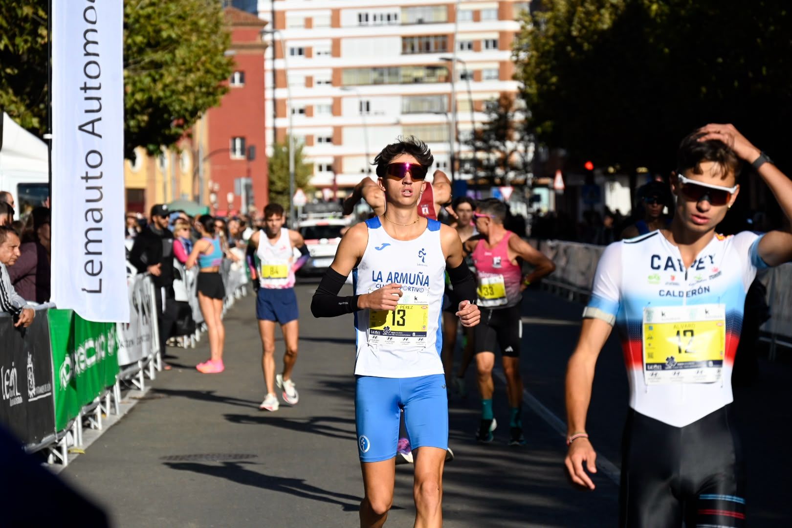 Los 10KM de León llenaron las calles de la capital desde primera hora de la mañana con cerca de 5.000 corredores. SAÚL ARÉN (36)