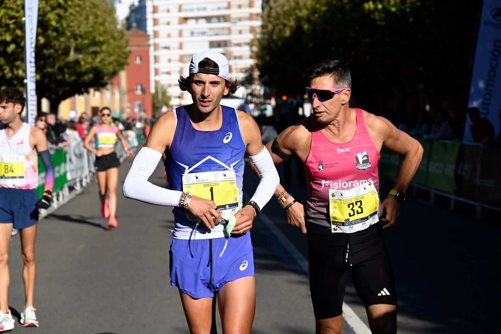 Los 10KM de León llenaron las calles de la capital desde primera hora de la mañana con cerca de 5.000 corredores. SAÚL ARÉN (38)