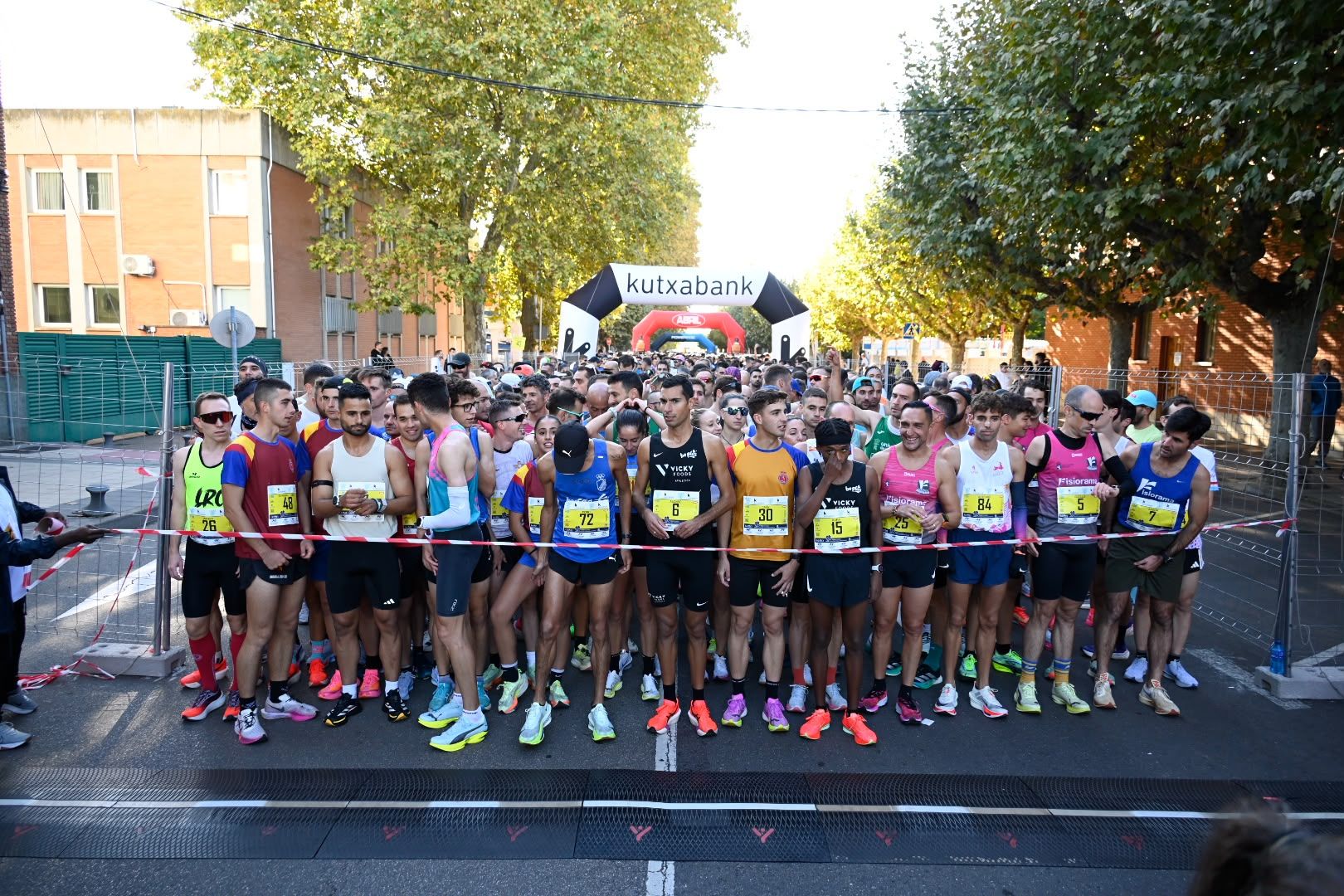 Los 10KM de León llenaron las calles de la capital desde primera hora de la mañana con cerca de 5.000 corredores. SAÚL ARÉN (42)