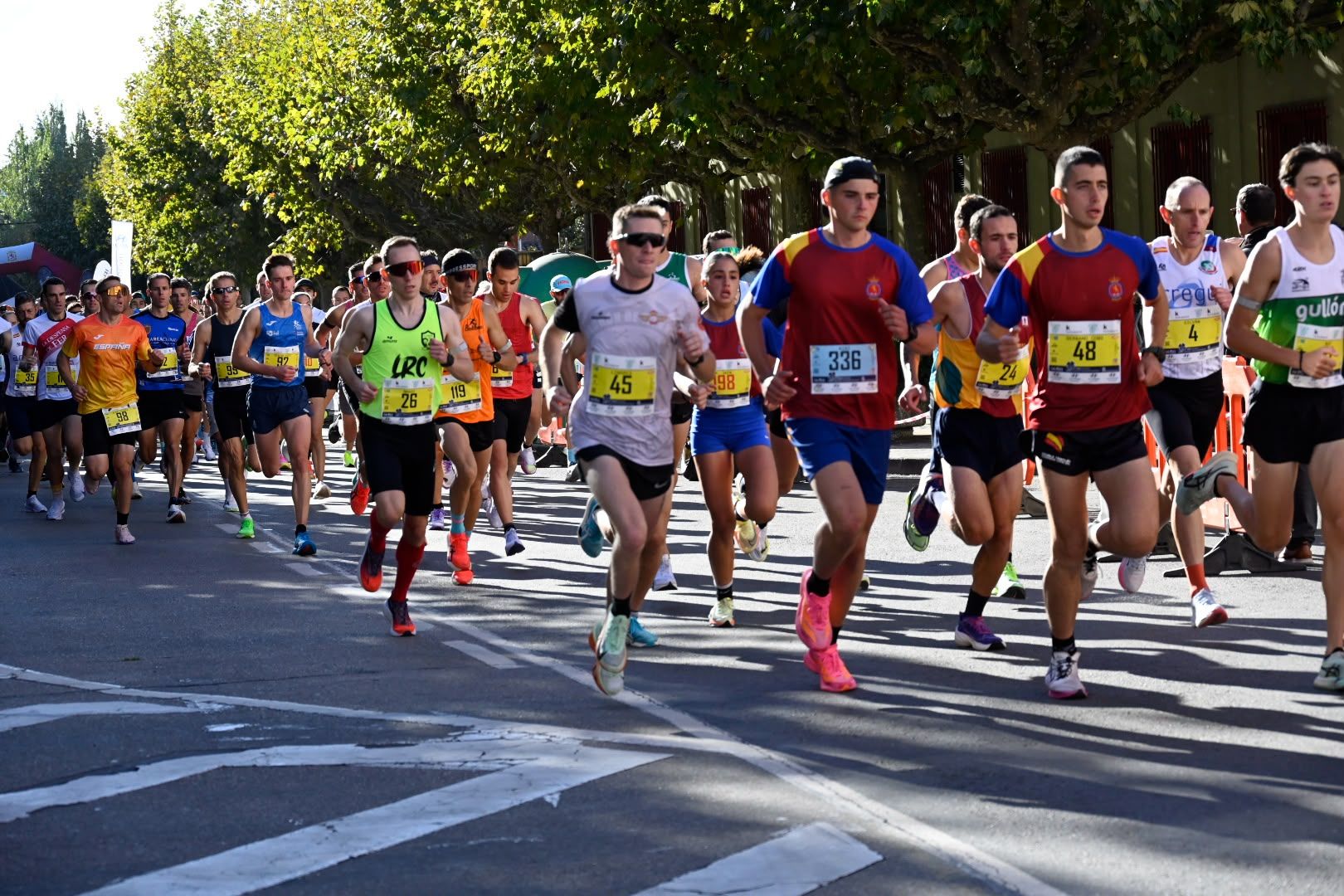 Los 10KM de León llenaron las calles de la capital desde primera hora de la mañana con cerca de 5.000 corredores. SAÚL ARÉN (47)