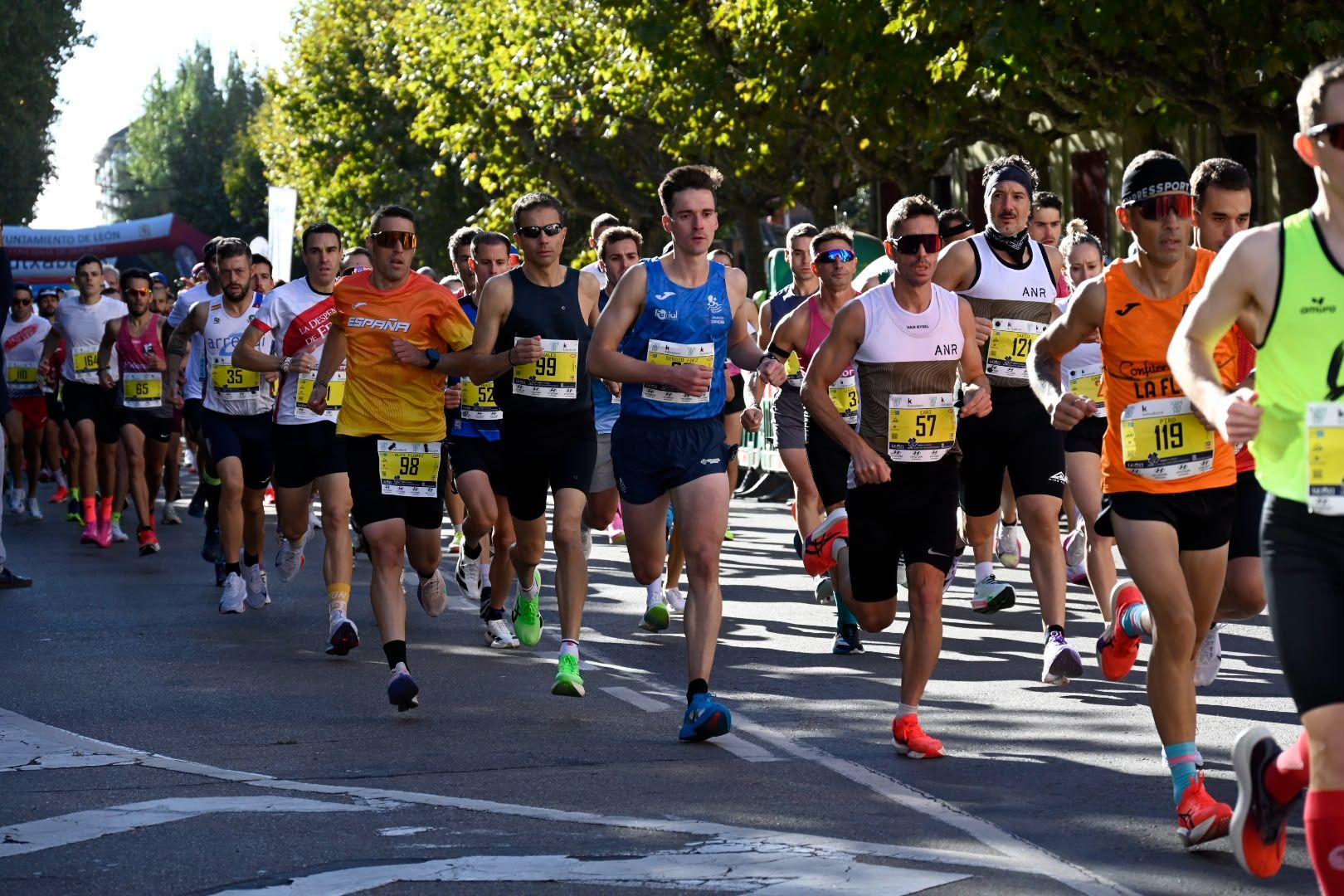 Los 10KM de León llenaron las calles de la capital desde primera hora de la mañana con cerca de 5.000 corredores. SAÚL ARÉN (48)