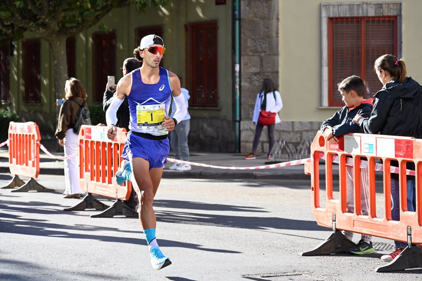 Los 10KM de León llenaron las calles de la capital desde primera hora de la mañana con cerca de 5.000 corredores. SAÚL ARÉN (49)