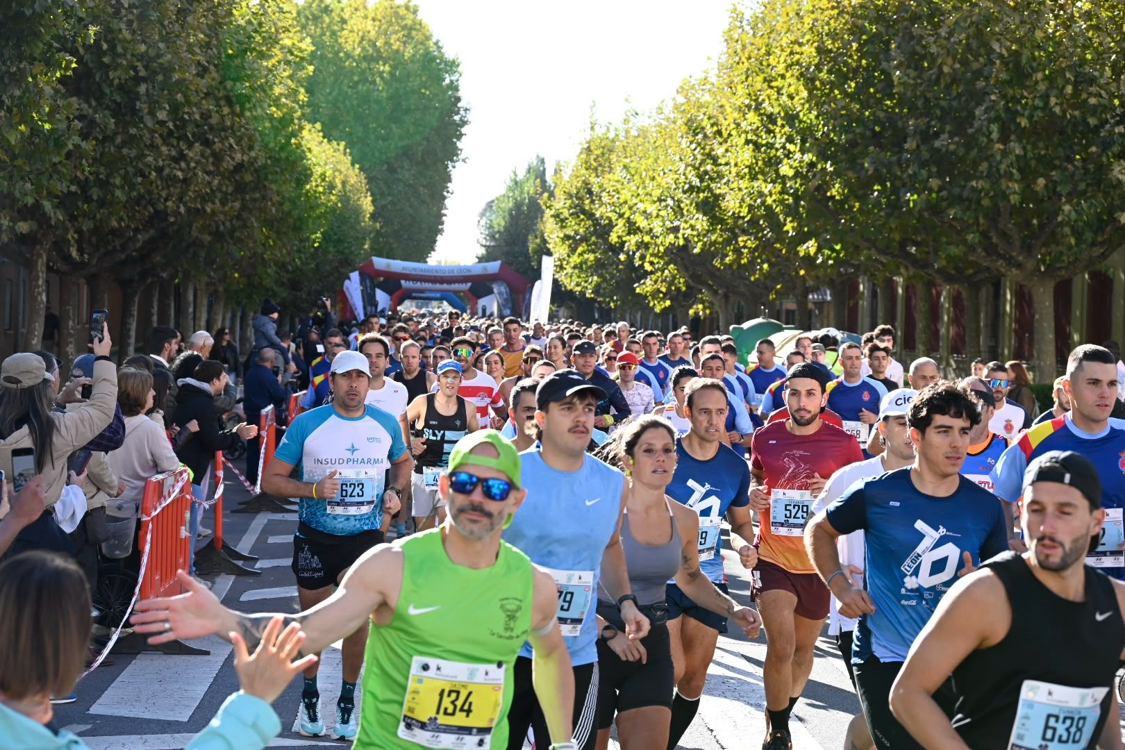 Los 10KM de León llenaron las calles de la capital desde primera hora de la mañana con cerca de 5.000 corredores. SAÚL ARÉN (50)