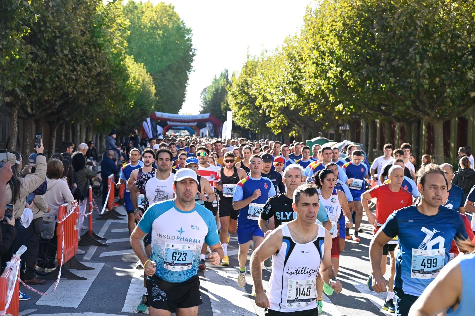 Los 10KM de León llenaron las calles de la capital desde primera hora de la mañana con cerca de 5.000 corredores. SAÚL ARÉN (51)