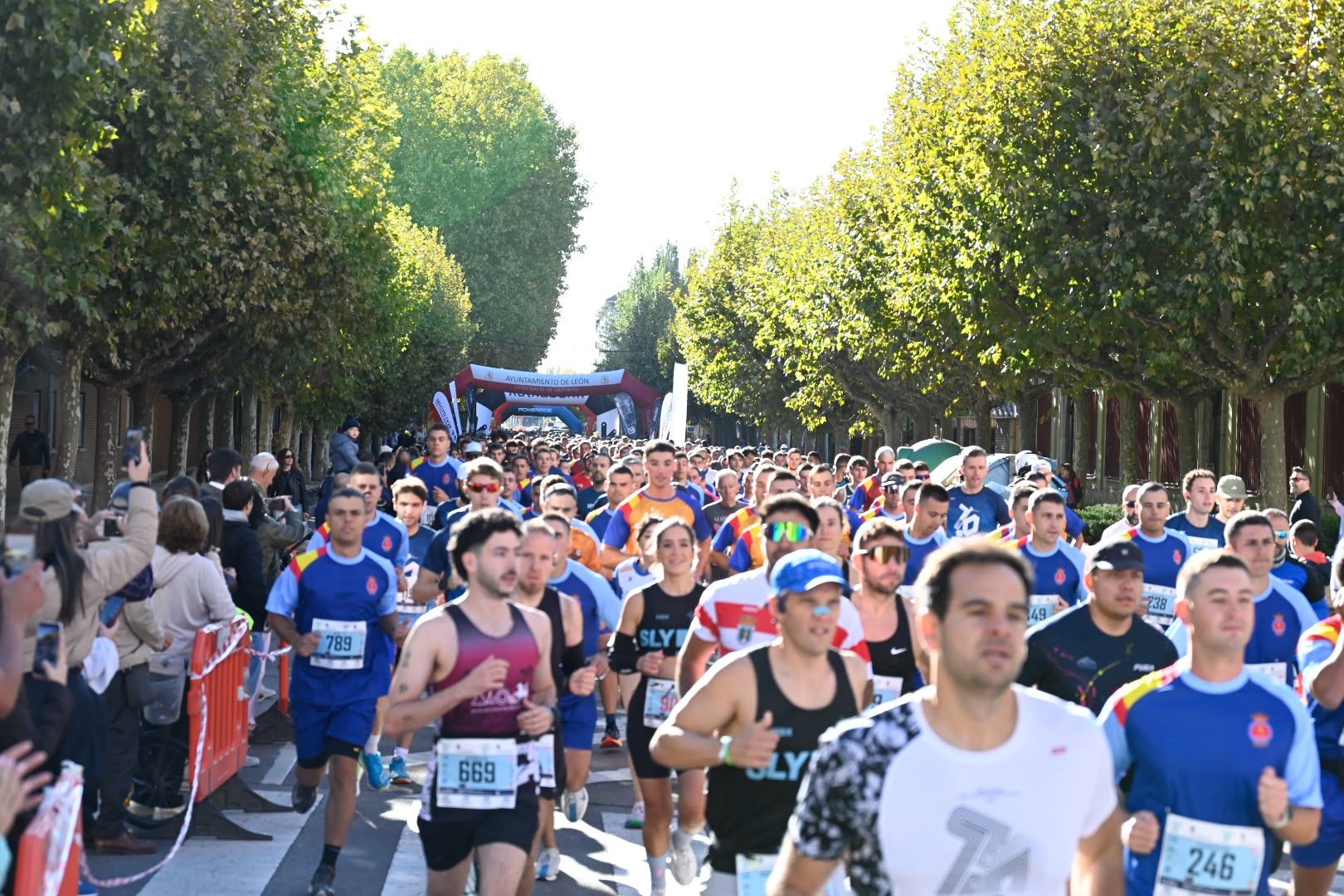 Los 10KM de León llenaron las calles de la capital desde primera hora de la mañana con cerca de 5.000 corredores. SAÚL ARÉN (52)