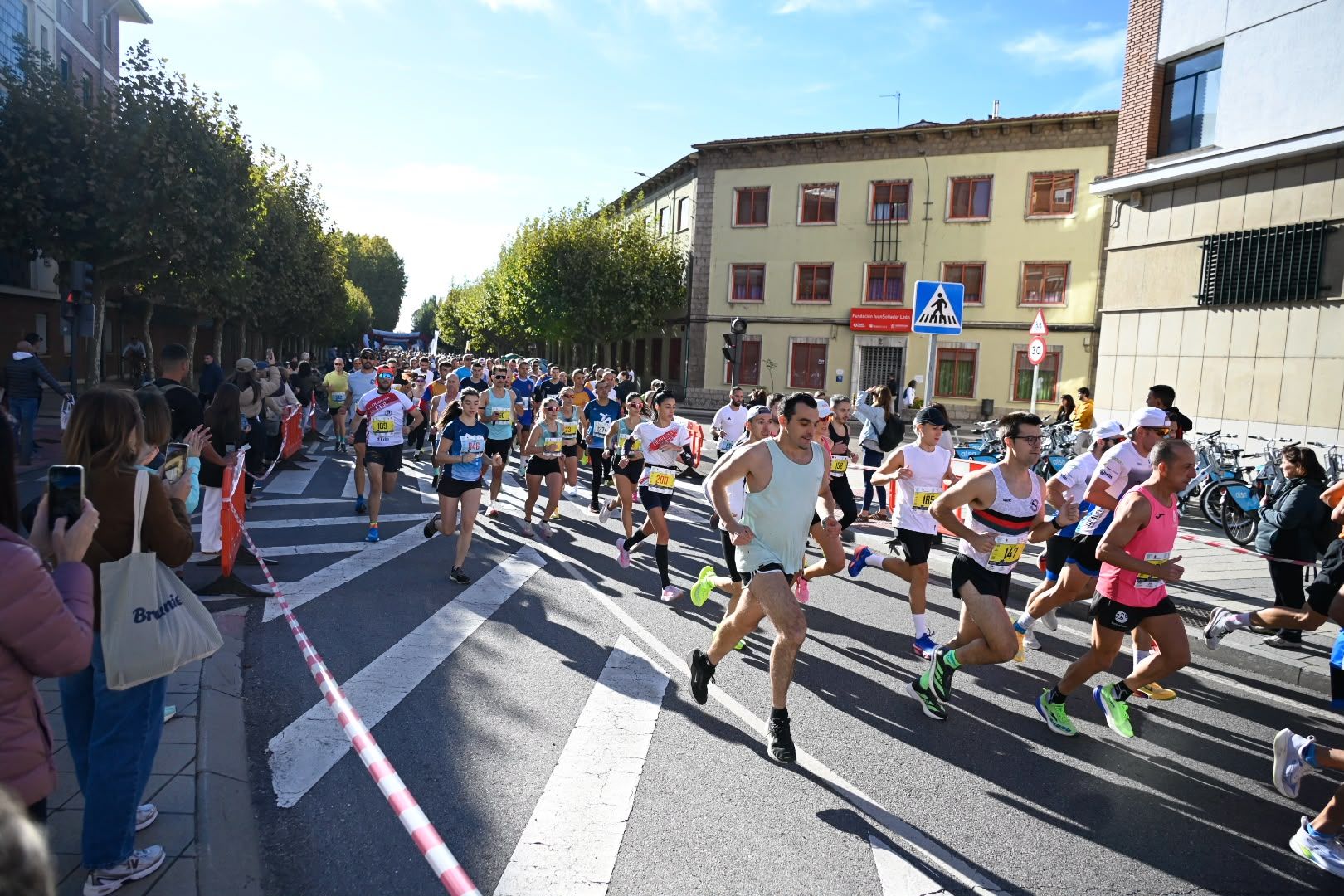 Los 10KM de León llenaron las calles de la capital desde primera hora de la mañana con cerca de 5.000 corredores. SAÚL ARÉN (53)
