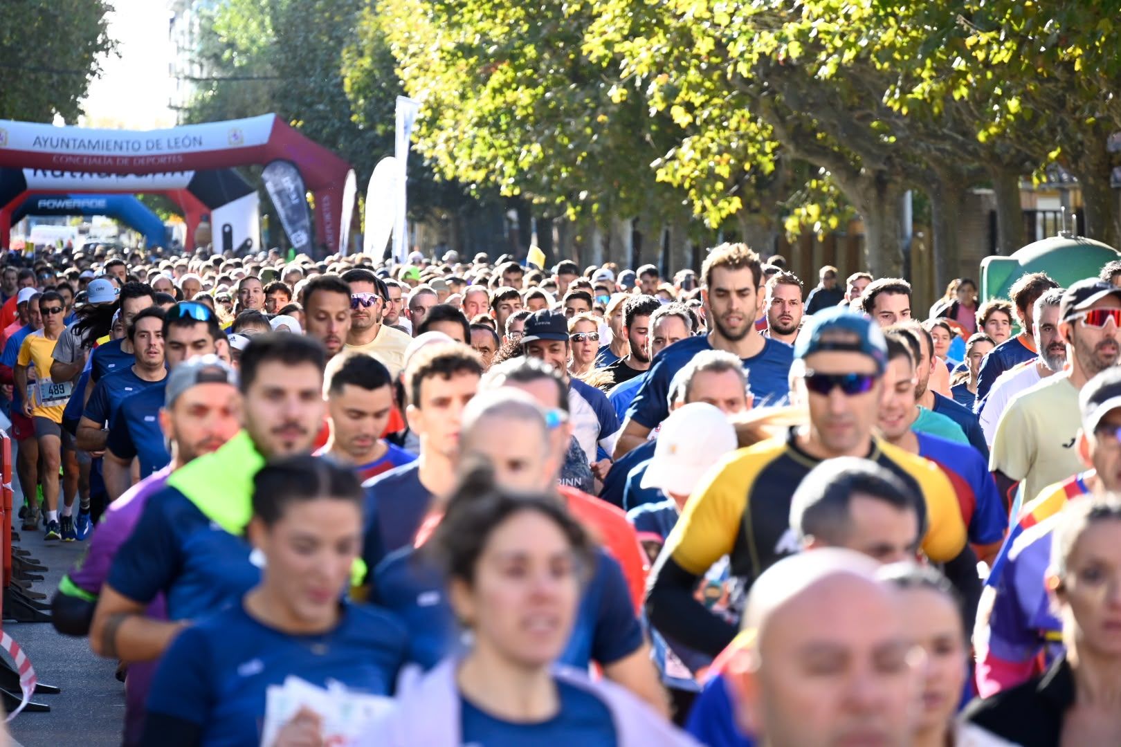 Los 10KM de León llenaron las calles de la capital desde primera hora de la mañana con cerca de 5.000 corredores. SAÚL ARÉN (54)