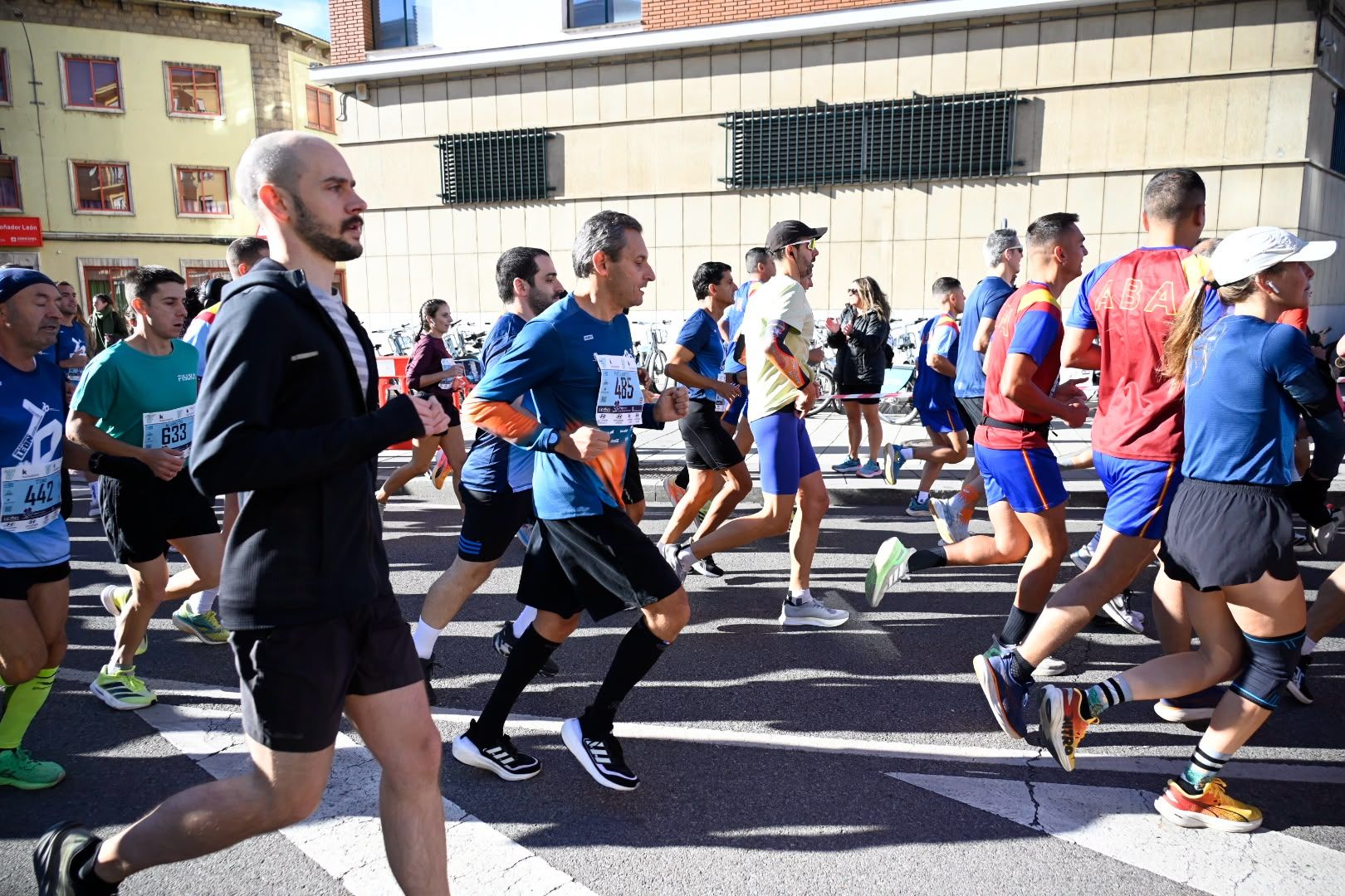 Los 10KM de León llenaron las calles de la capital desde primera hora de la mañana con cerca de 5.000 corredores. SAÚL ARÉN (55)