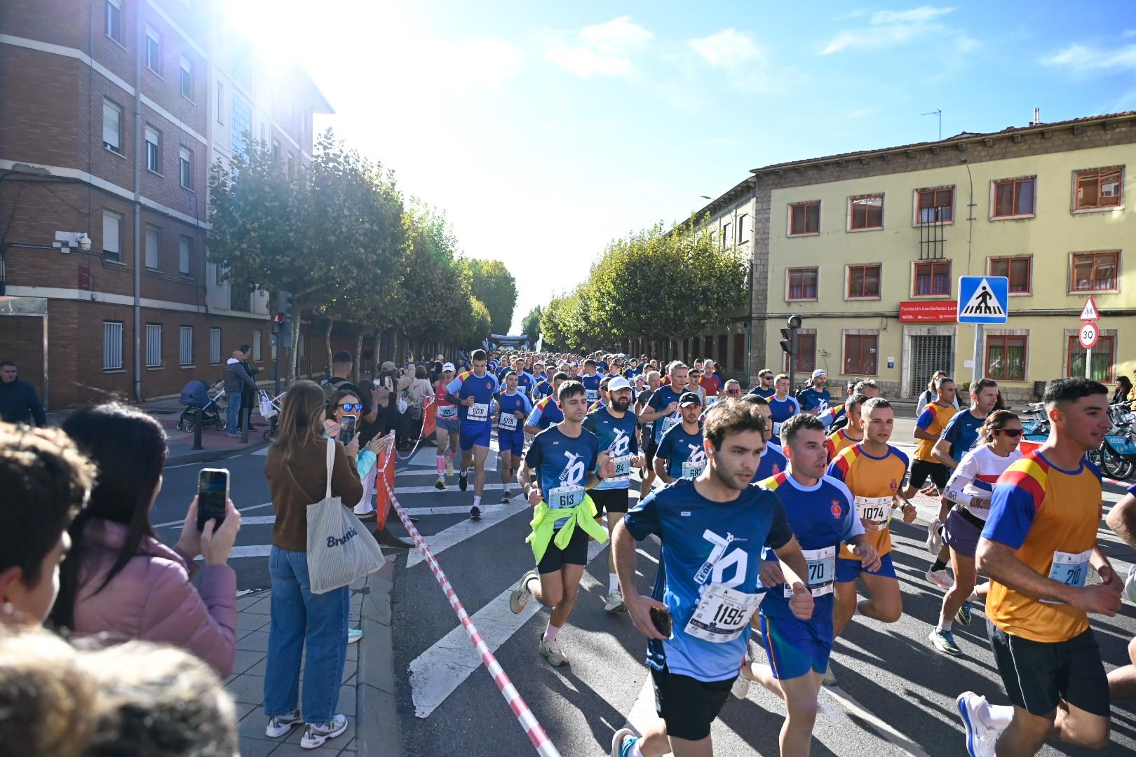 Los 10KM de León llenaron las calles de la capital desde primera hora de la mañana con cerca de 5.000 corredores. SAÚL ARÉN (57)