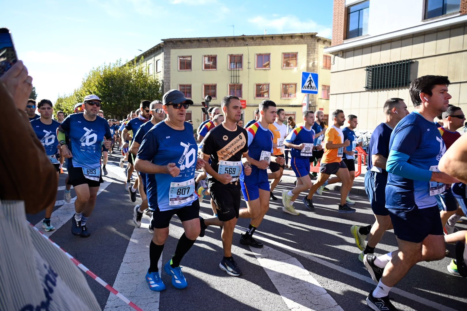 Los 10KM de León llenaron las calles de la capital desde primera hora de la mañana con cerca de 5.000 corredores. SAÚL ARÉN (59)