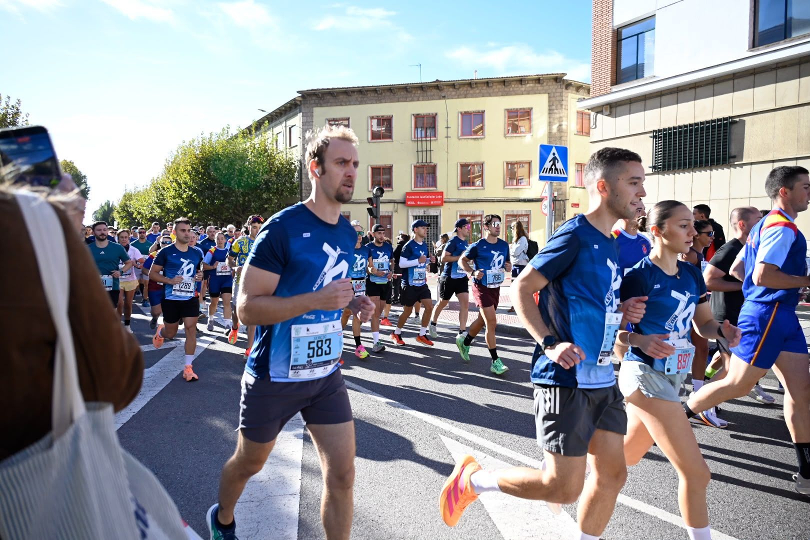 Los 10KM de León llenaron las calles de la capital desde primera hora de la mañana con cerca de 5.000 corredores. SAÚL ARÉN (61)