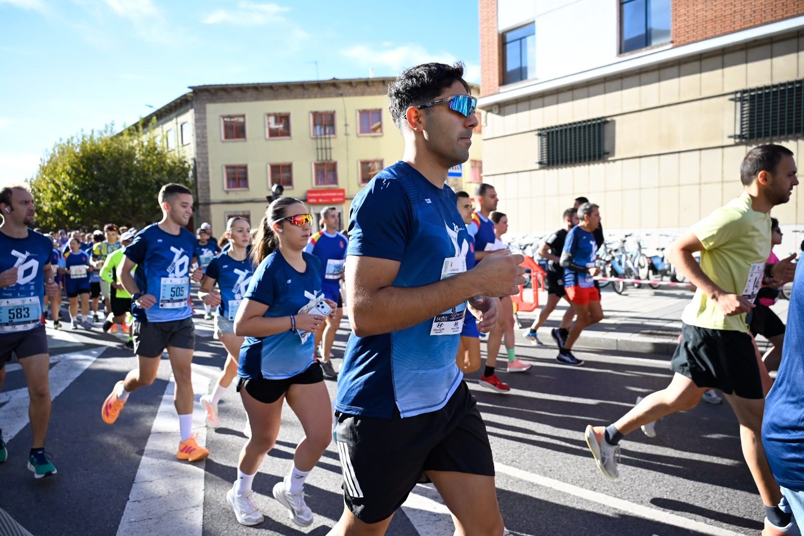 Los 10KM de León llenaron las calles de la capital desde primera hora de la mañana con cerca de 5.000 corredores. SAÚL ARÉN (62)