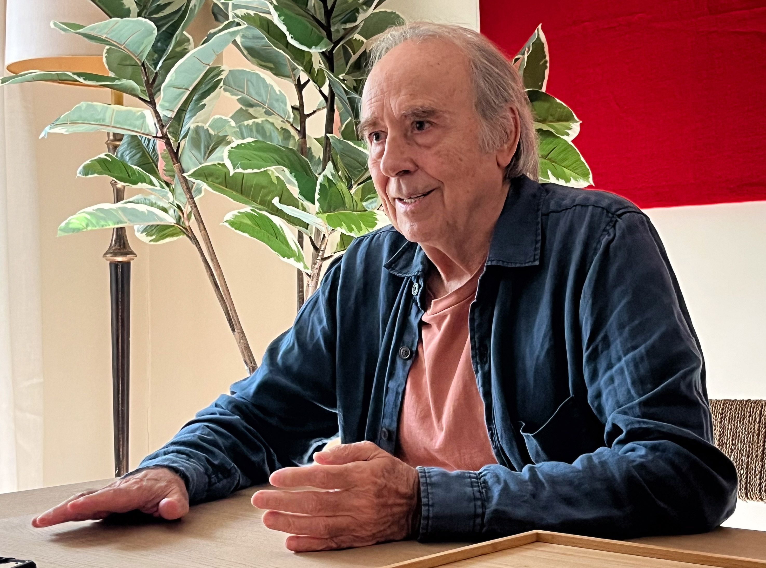 Joan Manuel Serrat durante la entrevista con La Nueva Crónica, el pasado sábado, en Madrid. | JOAQUÍN RICO MARTÍN