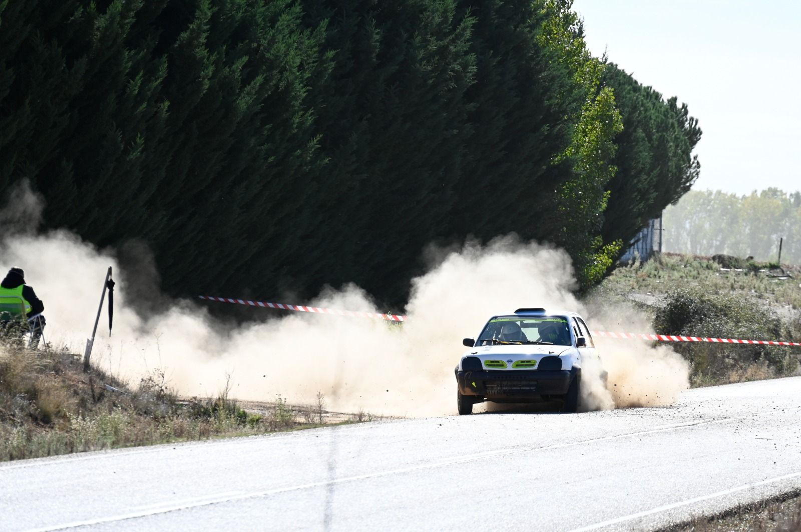 Uno de los momentos del Rallysprint de Tierra Tierras Bañezanas donde el oro fue para el asturiano Christian Gil. SAÚL ARÉN Uno de los momentos del Rallysprint de Tierra Tierras Bañezanas donde el oro fue para el asturiano Christian Gil. SAÚL ARÉN