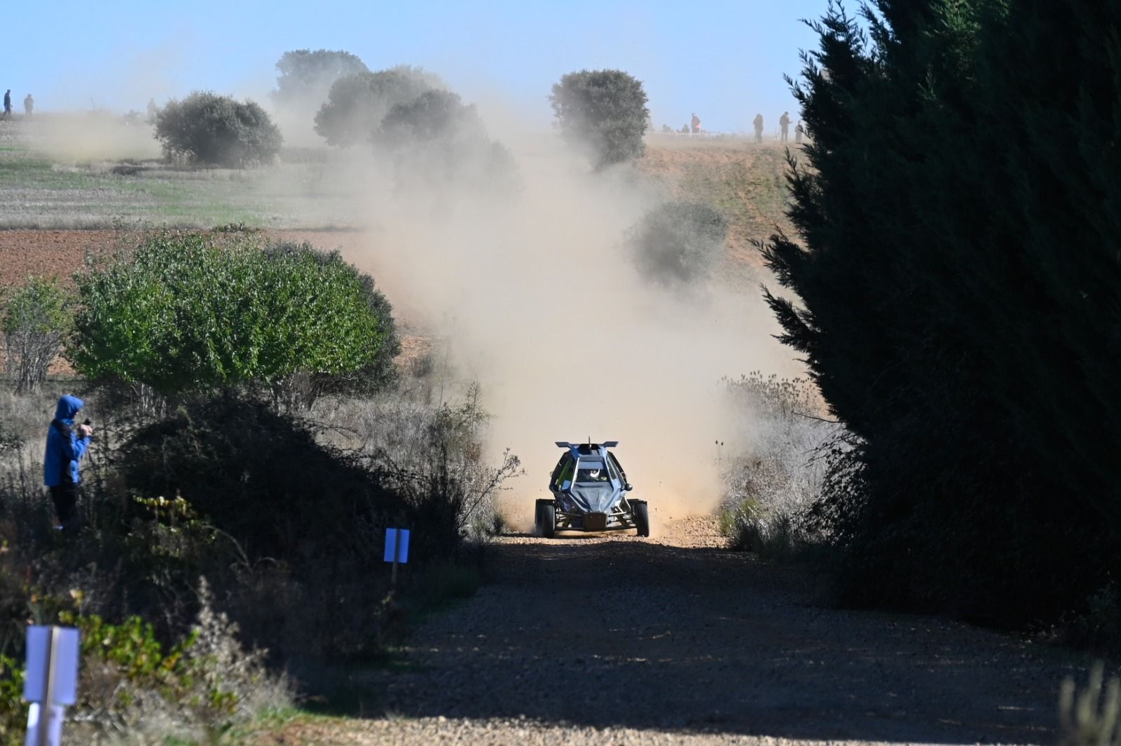 Uno de los momentos del Rallysprint de Tierra Tierras Bañezanas donde el oro fue para el asturiano Christian Gil. SAÚL ARÉN (2)