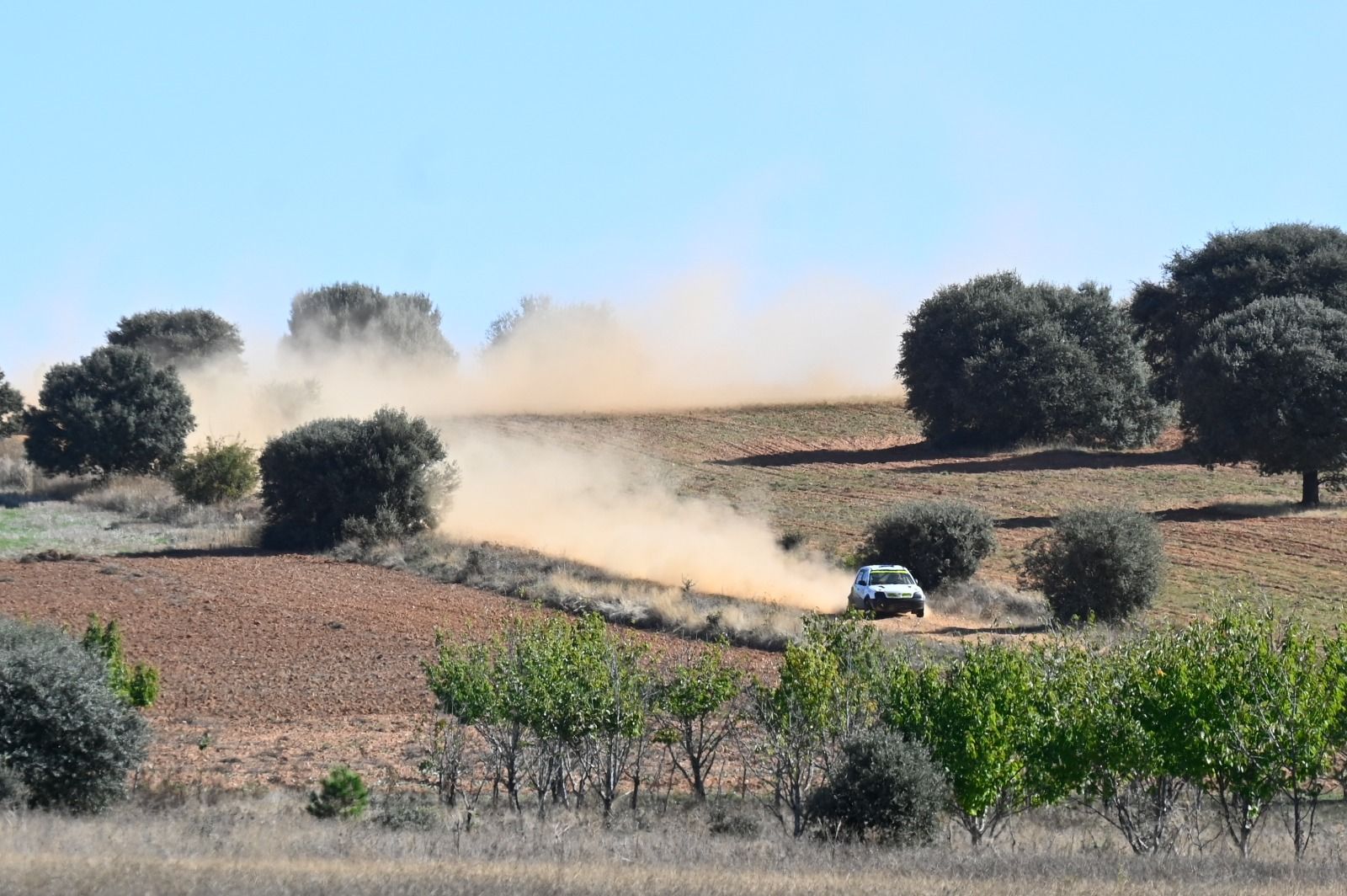 Uno de los momentos del Rallysprint de Tierra Tierras Bañezanas donde el oro fue para el asturiano Christian Gil. SAÚL ARÉN (6)
