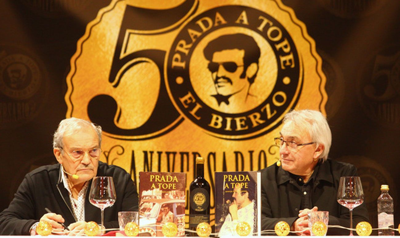 José Luis Prada entre sus viñedos y con uno de sus vinos en la mano. | ICAL
