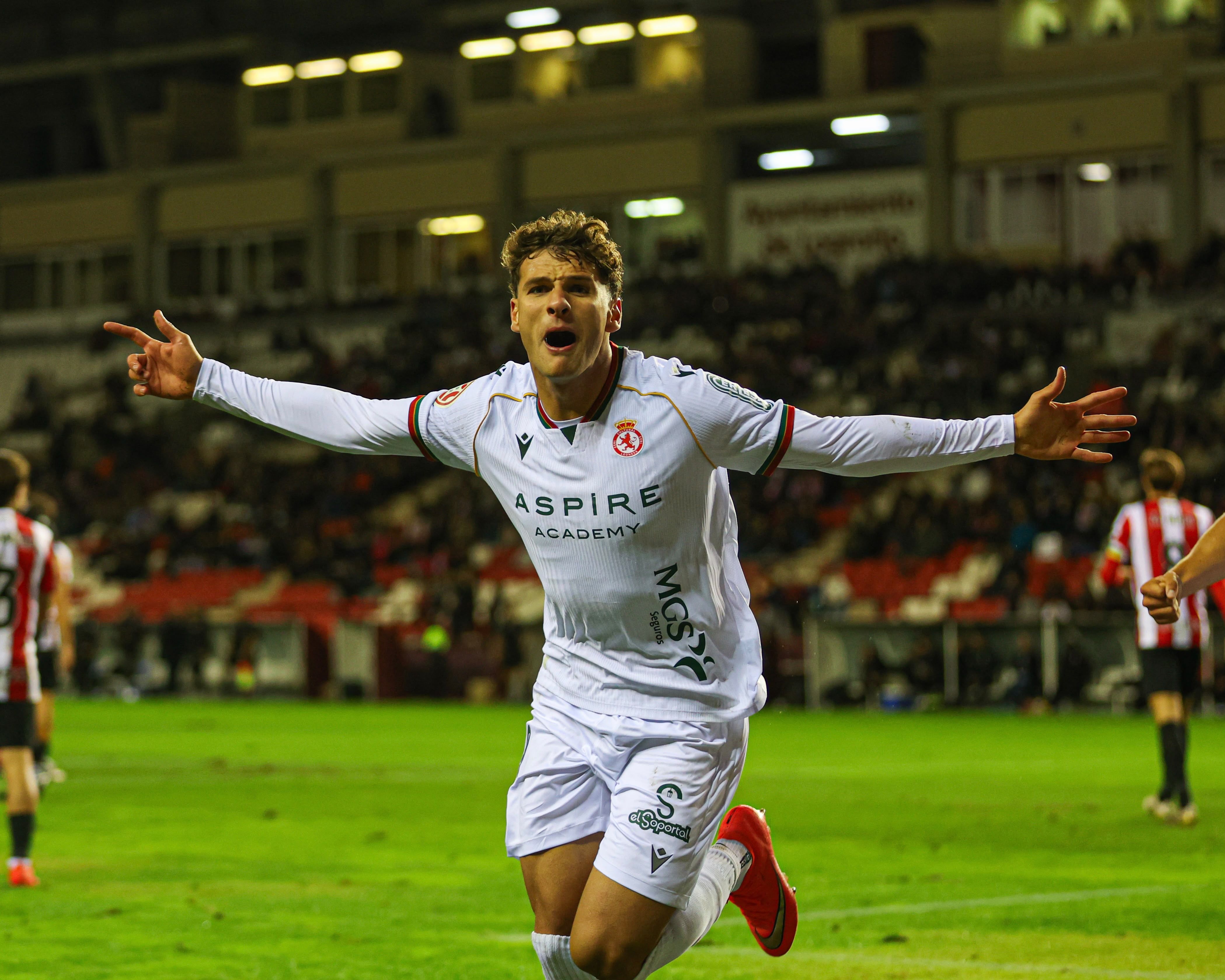 Delgado celebra el gol que adelantaba a la Cultural frente al Logroñés. | CYD