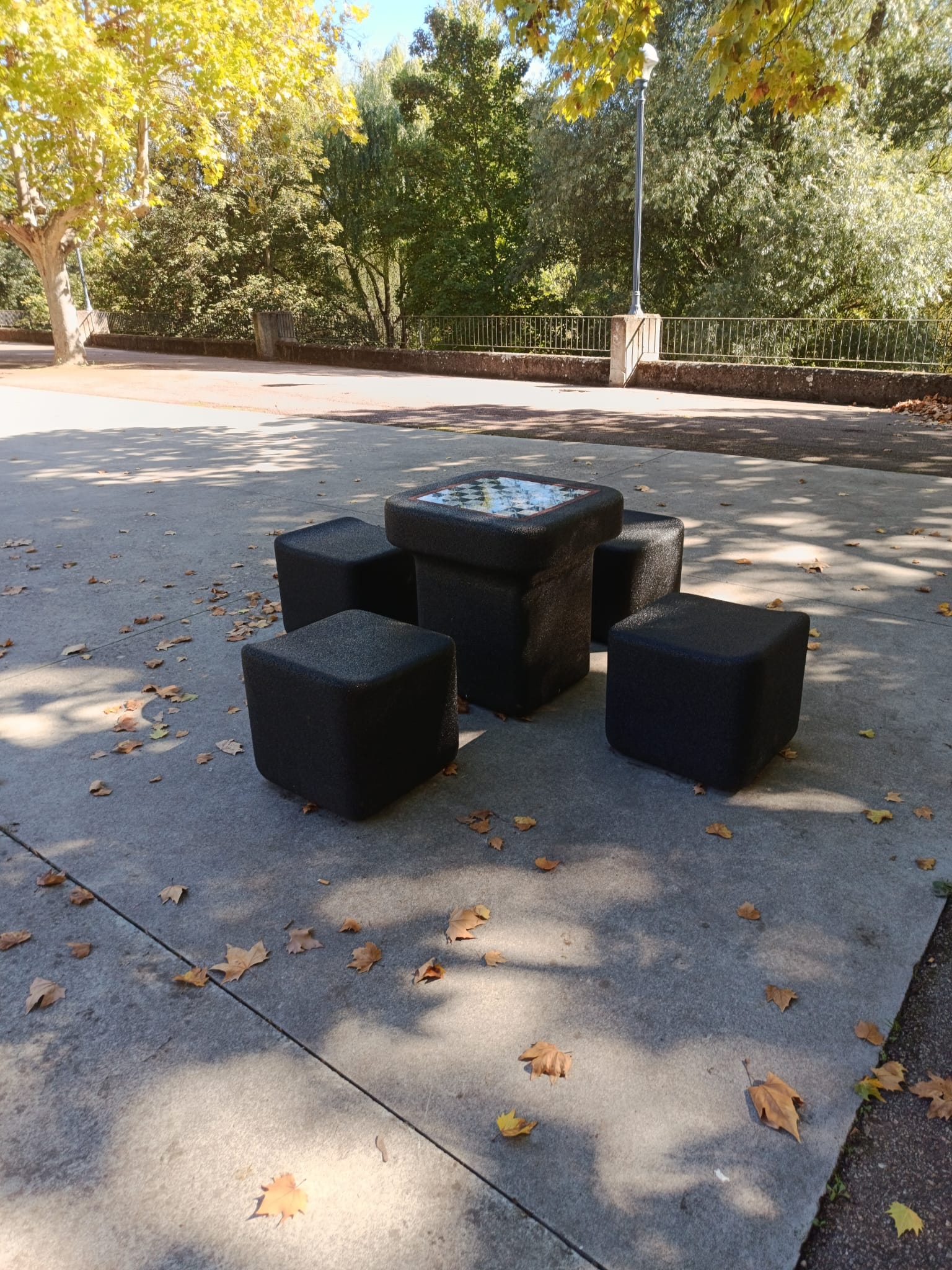 Mesas de ajedrez colocadas en el parque de la Concordia.