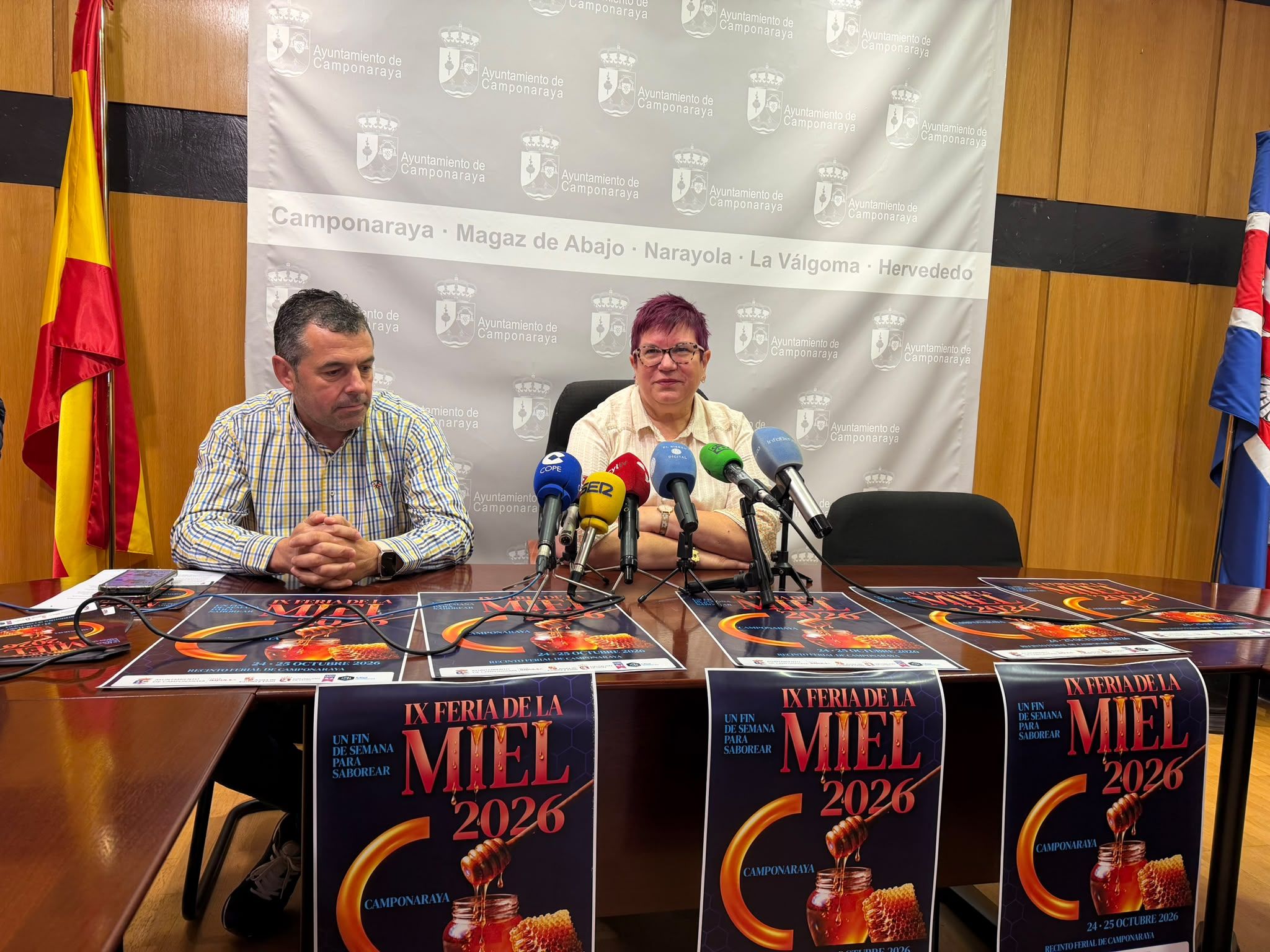 Momento de la presentación de la IX Feria de la Miel de Camponaraya. RAÚL FERNÁNDEZ