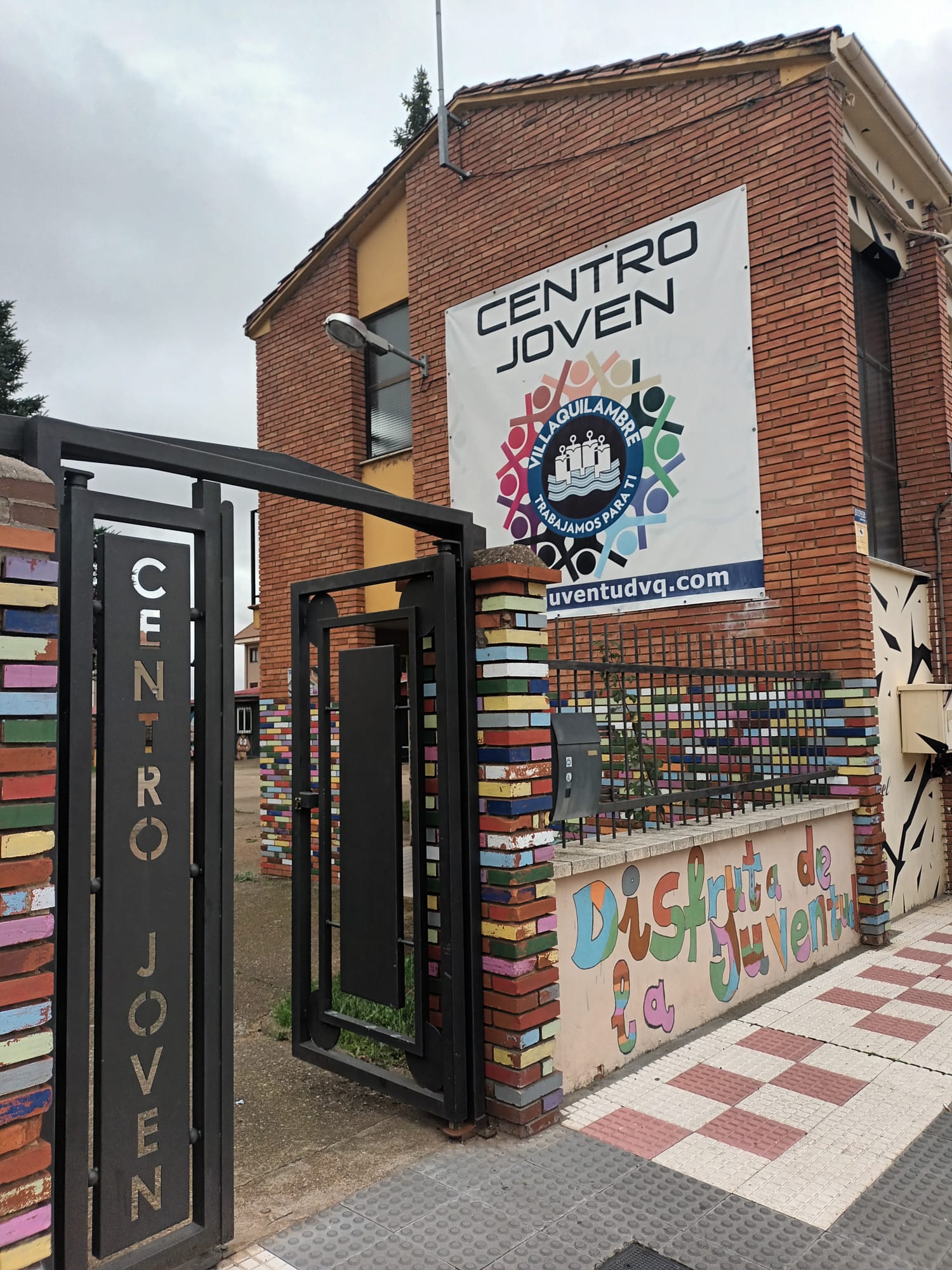 Entrada del Centro Joven de Navatejera, sede de la mayoría de las actividades de Juventud de Villaquilambre.
