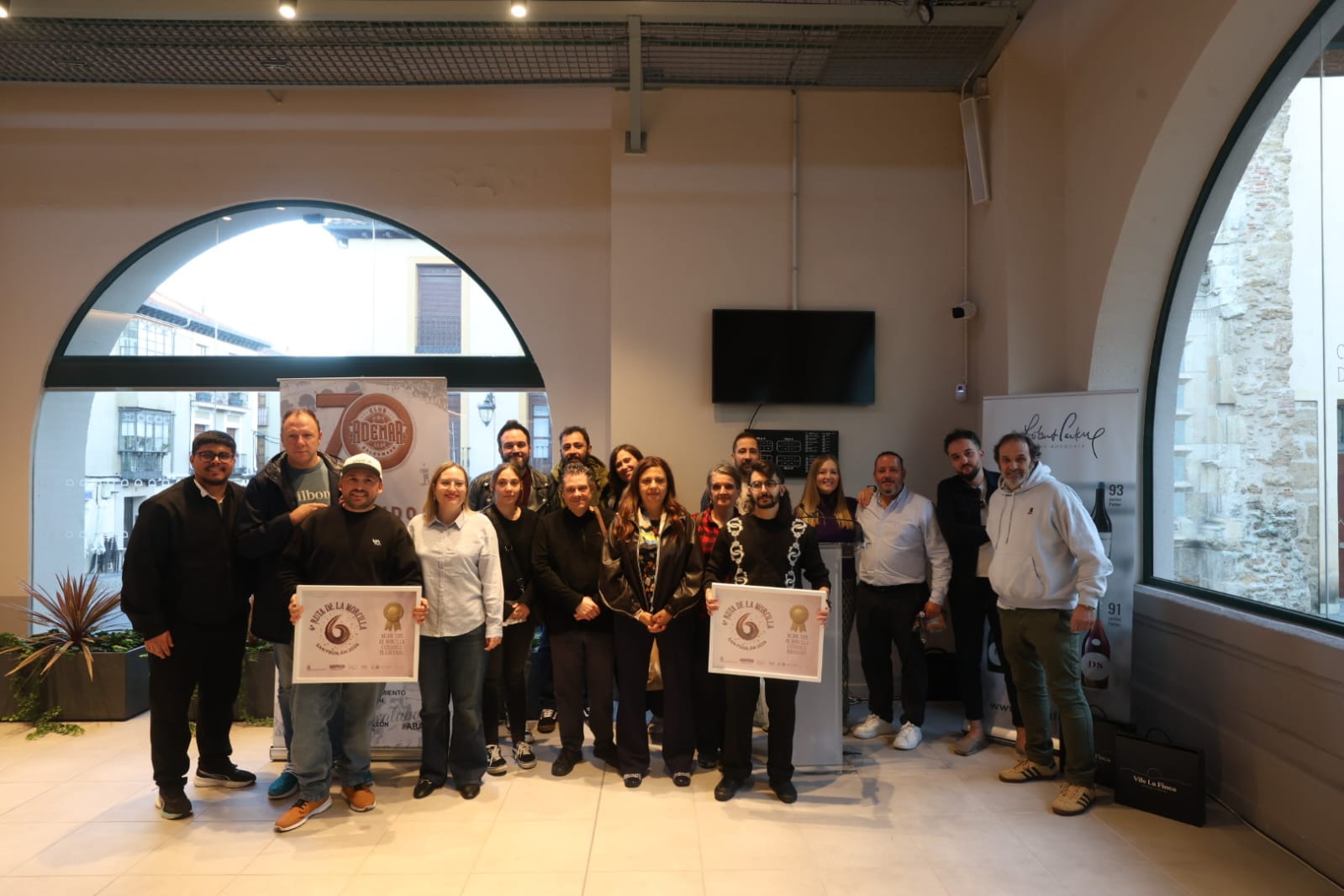 Una foto de familia de los asistentes a la entrega de premios de la VI Ruta de la Morcilla. | FERNANDO OTERO Una foto de familia de los asistentes a la entrega de premios de la VI Ruta de la Morcilla. | FERNANDO OTERO