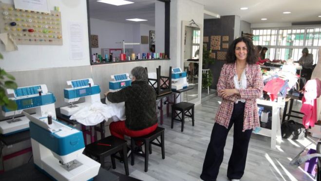 La diseñadora Lorena Manceñido posa en su local ubicado en A Coruña, el lugar desde donde ha impulsado su exitosa ‘Academia 13 razones’