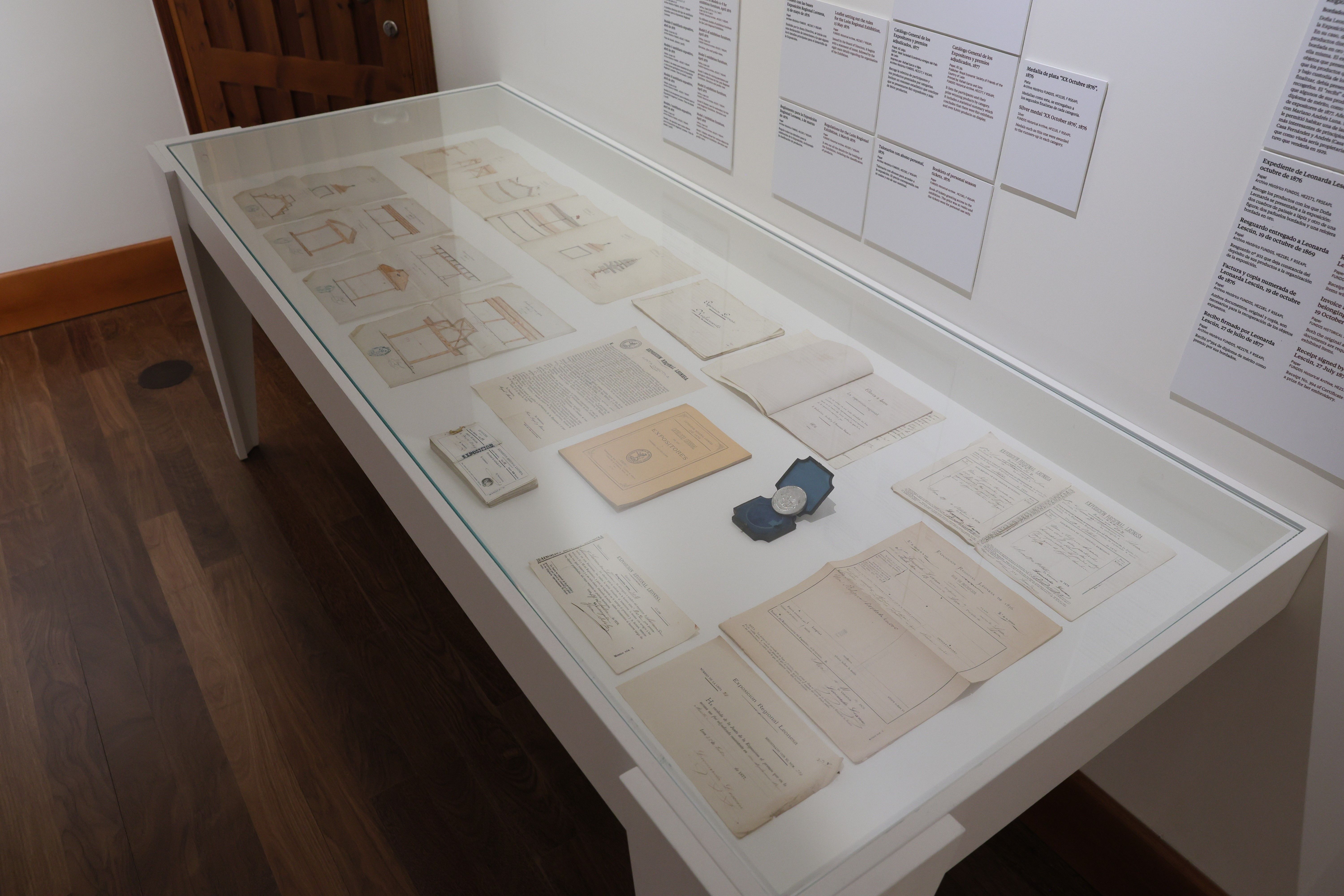 Vitrina sobre la Exposición Regional Leonesa expuesta en ‘Gaudí y la Ciudad Moderna’. | L.N.C.