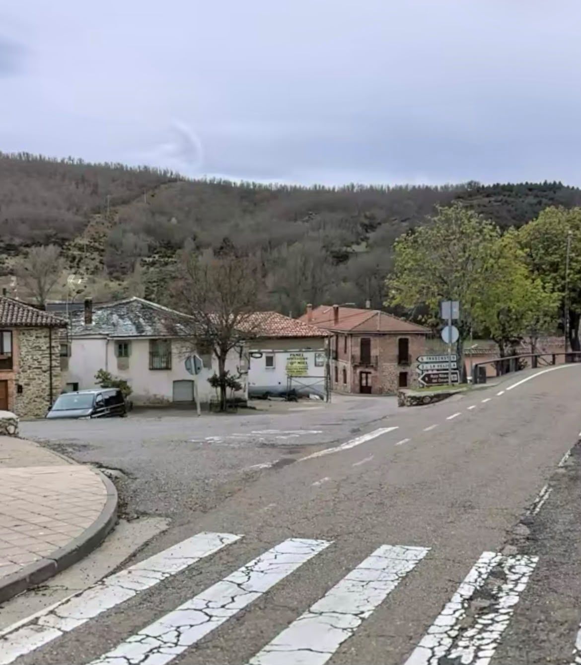 Imagen de una de las calles de la localidad de Riello. | L.N.C.