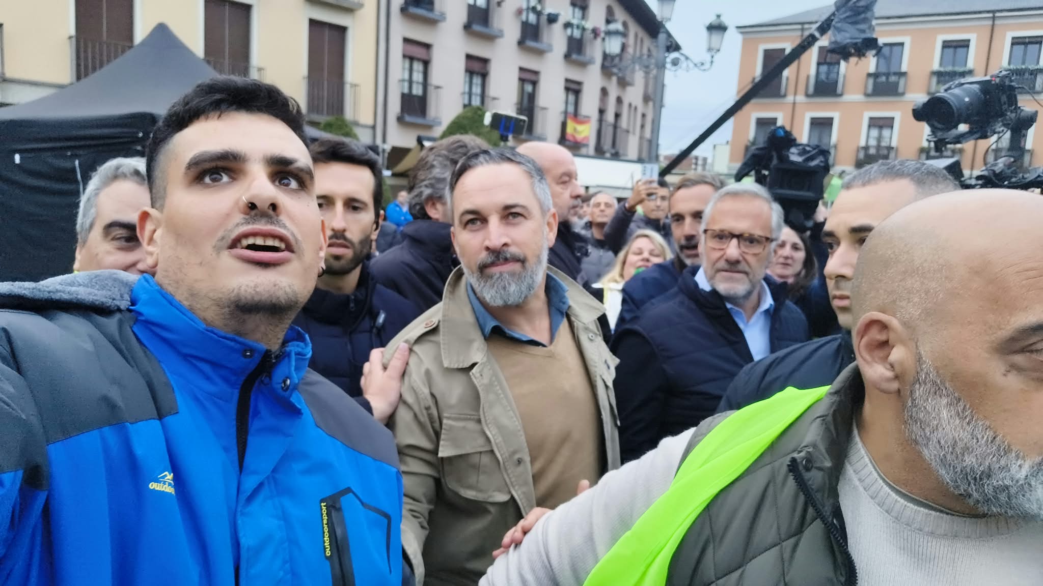 Abascal atendiendo a sus seguidores que querían inmortalizar el momento. | MAR IGLESIAS