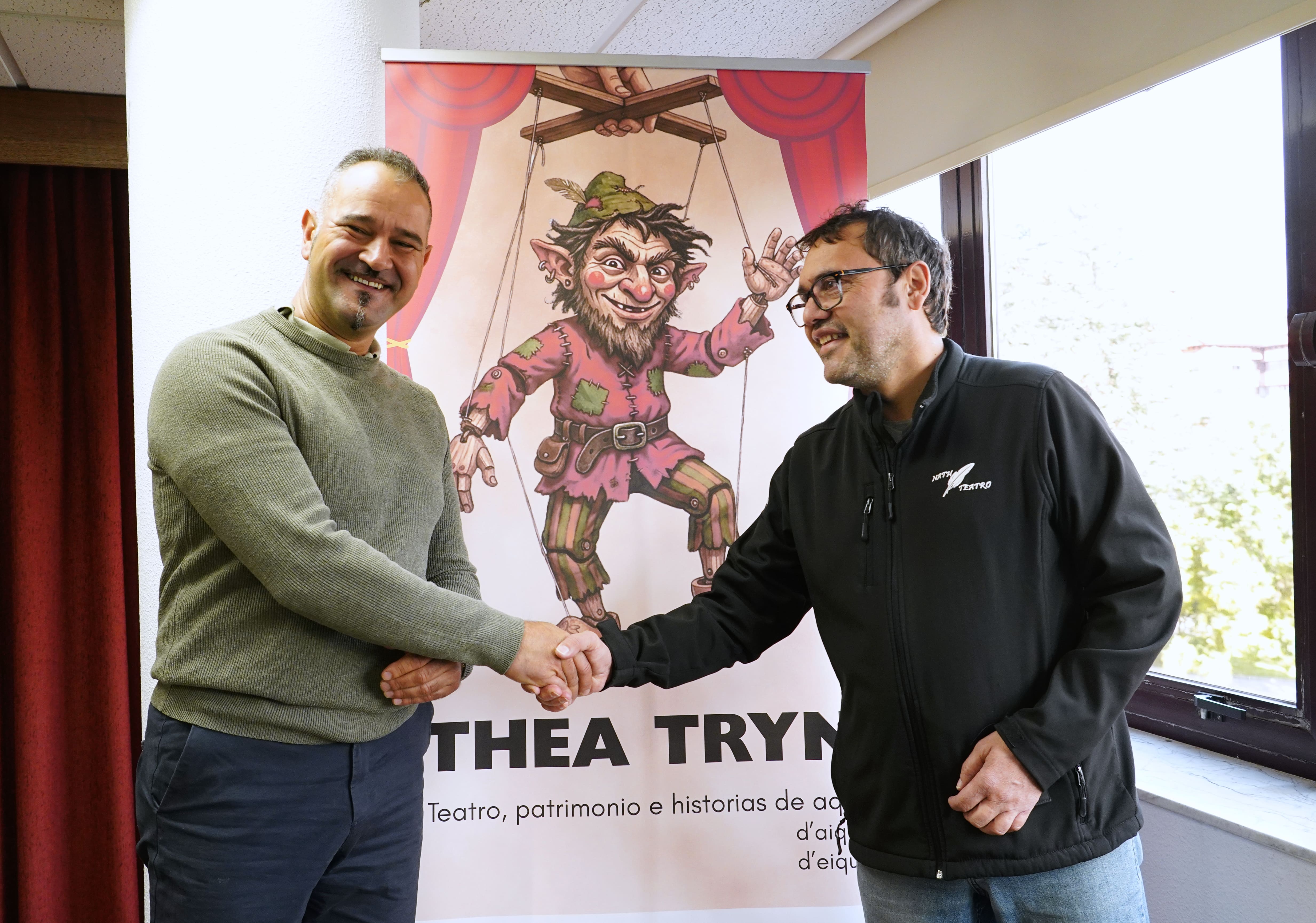 Emilio Martínez (i) y Andrés Campelo (d) presentan la tercera campaña de teatro escolar 'Thea Tryn'. | CÉSAR SÁNCHEZ (ICAL)