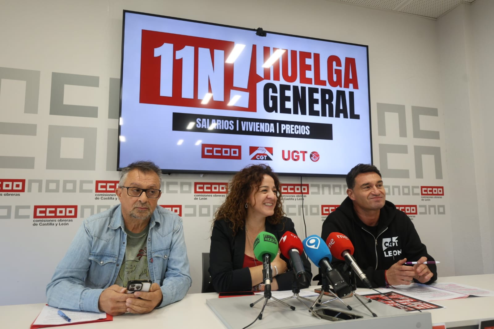 Enrique Reguero, Elena Blasco y Jesús López llaman a la sociedad leonesa a secundar la huelga general. | FERNANDO OTERO