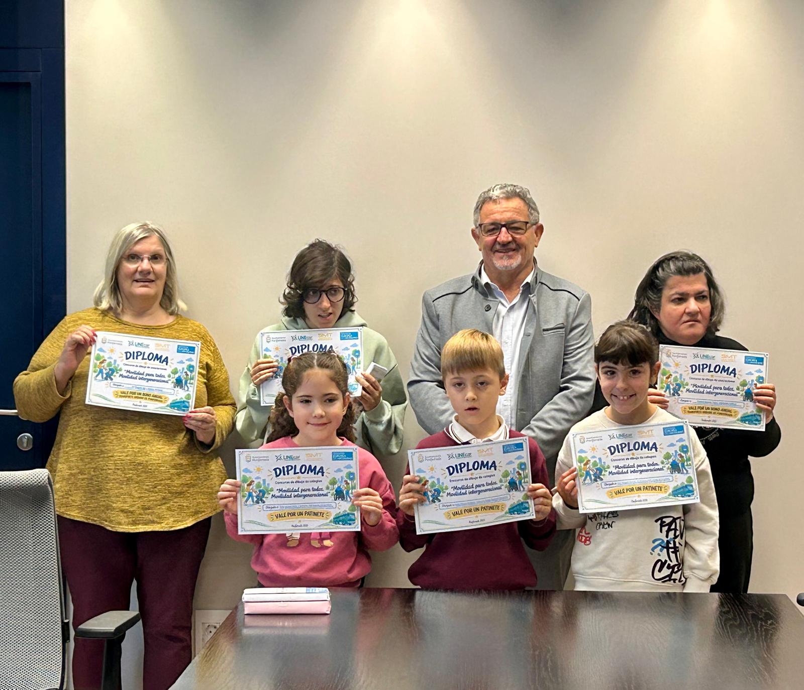Entrega de diplomas a los seis ganadores del concurso de dibujo.