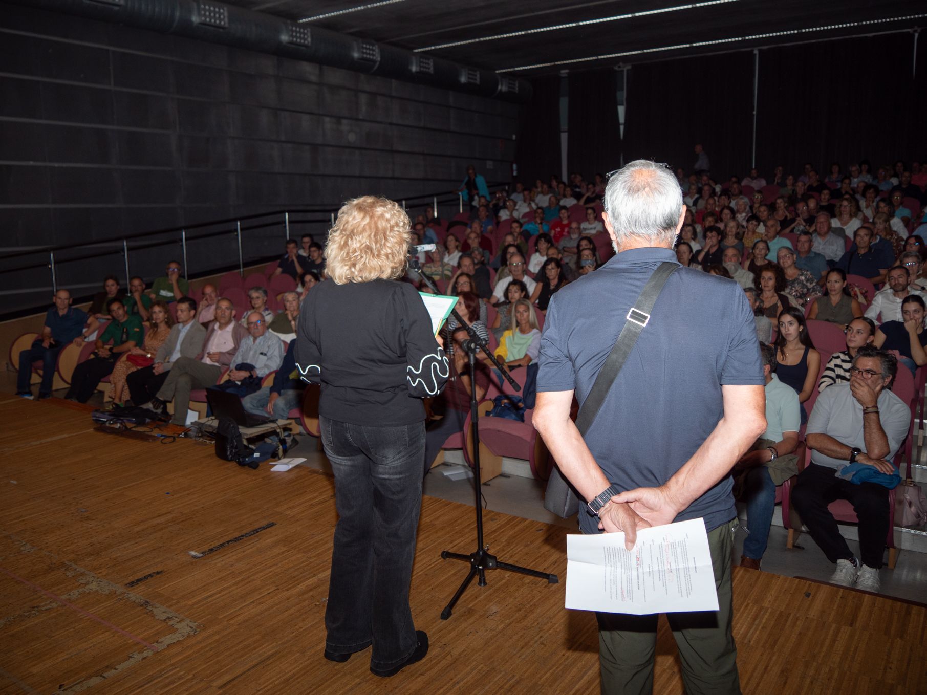 La sala estuvo llena en el homenaje al montañero leonés Herminio Valbuena. | VICENTE GARCÍA