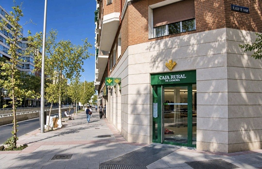Oficina de Caja Rural en Madrid, donde la entidad abre su quinta sucursal en la calle Cea Bermúdez