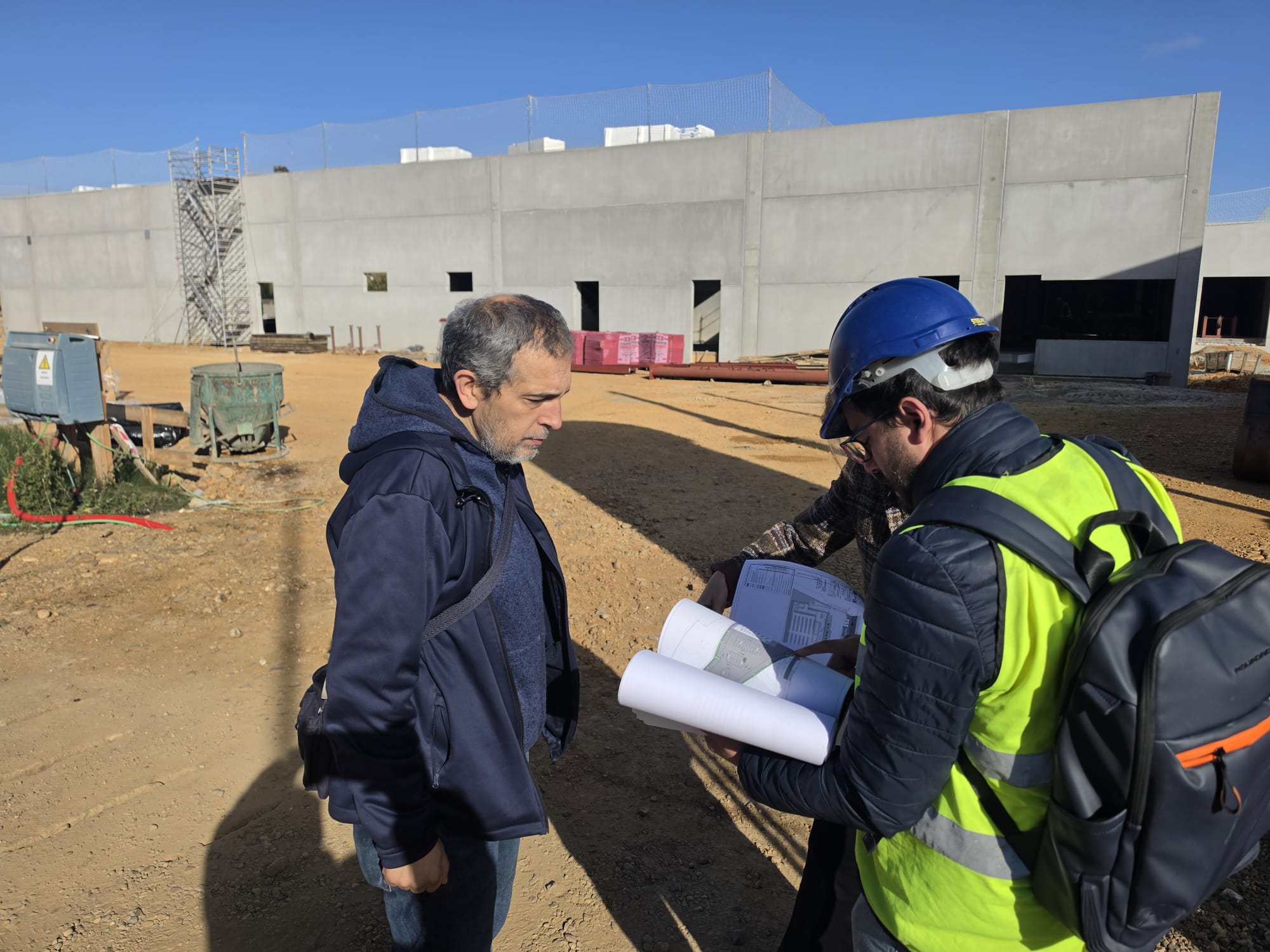 Pedro Montiel y Javier Carrera visitando las obras del nuevo Lidl. | L.N.C.