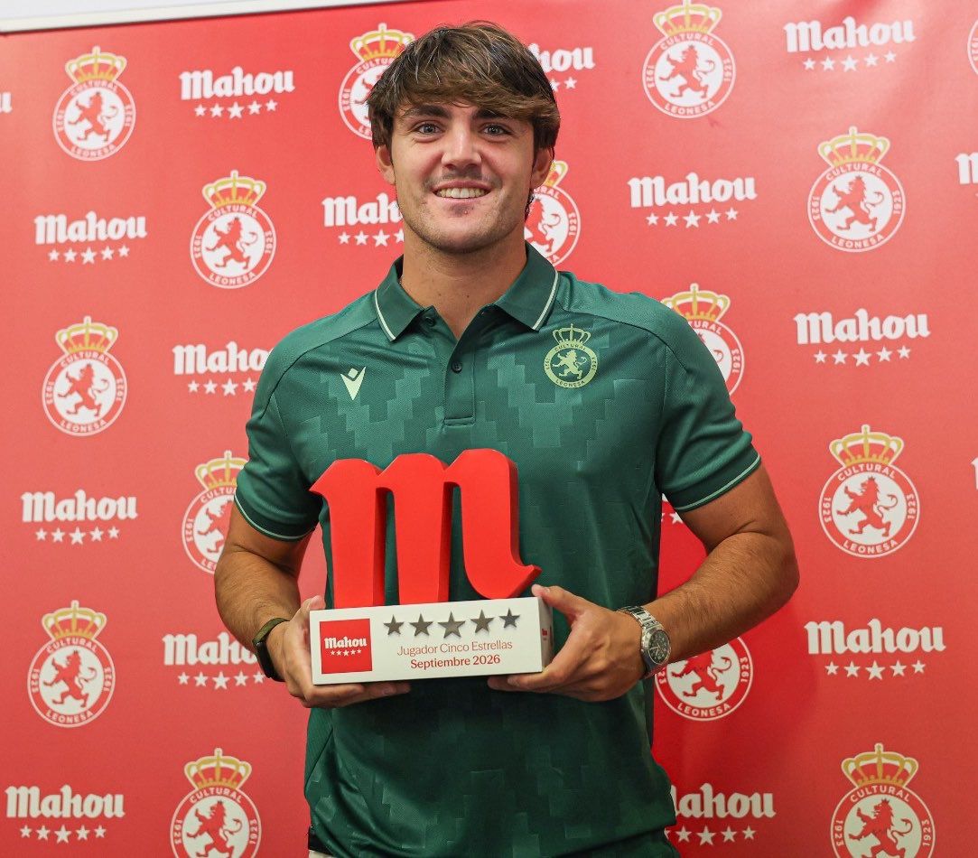 Jaime Vázquez recibe el premio al mejor jugador del mes de septiembre de la Cultural. | CYD
