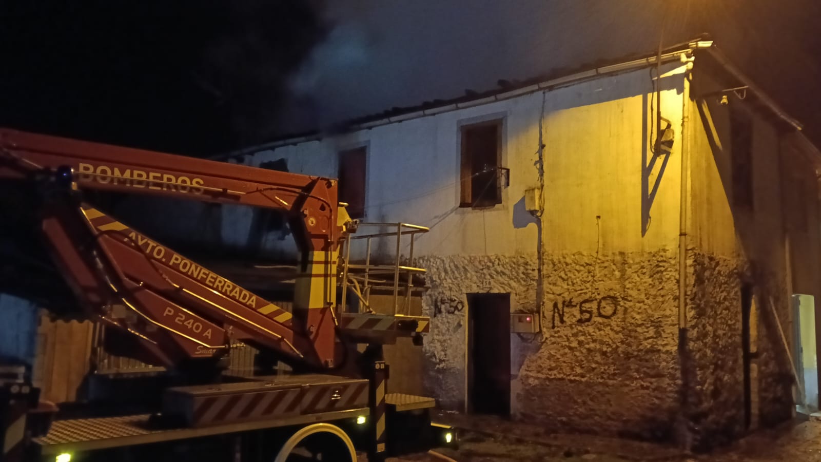 Intervención de los Bomberos de Ponferrada en el incendio.