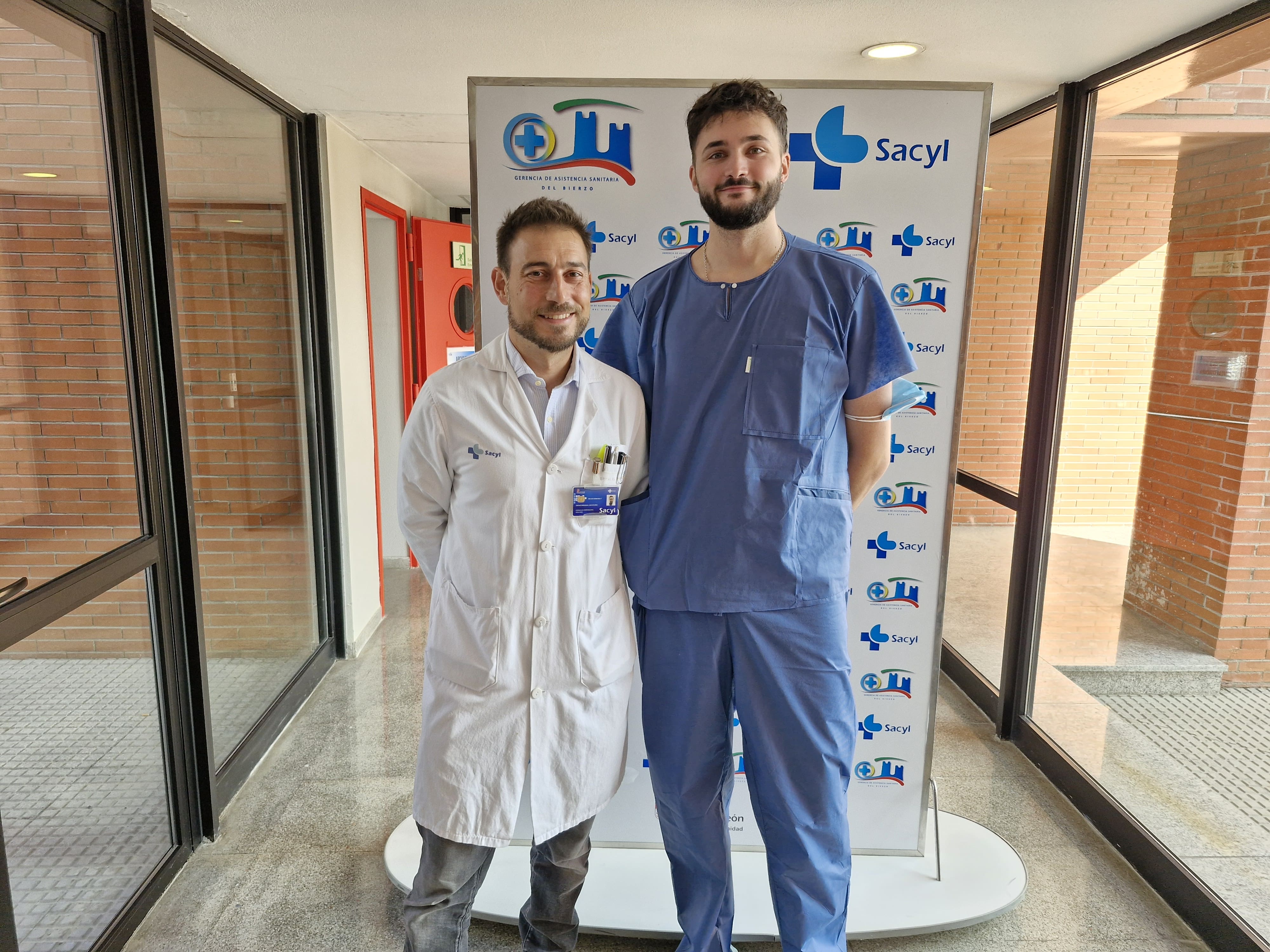 El jefe del Servicio de Urología de la Gasbi, Óscar Miranda (i), y el residente Jorge Esteban (d).
