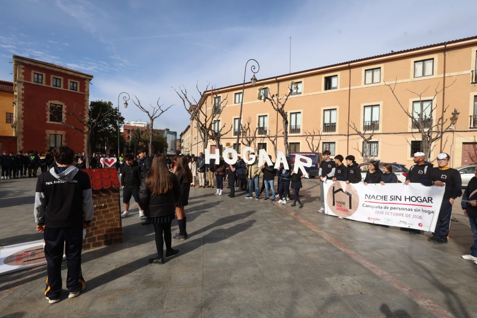 Acto celebrado por Cáritas Diocesana de León en la plaza de Santo Martino. | FERNANDO OTERO