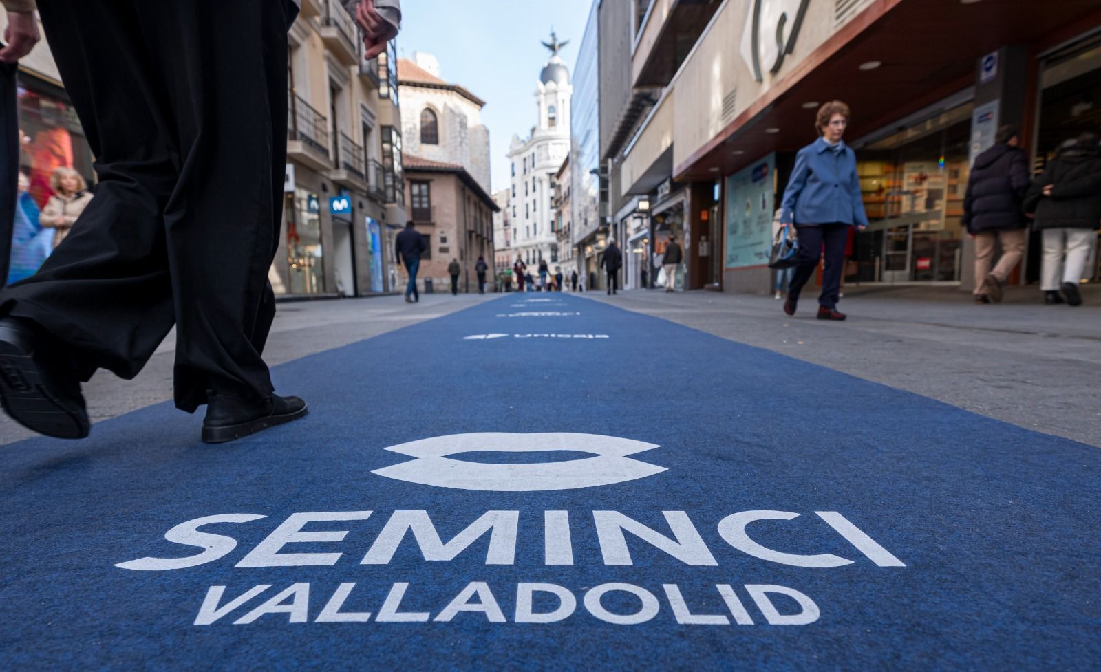 La alfombra azul de Unicaja para la Seminci, extendida en la calle Santiago de Valladolid