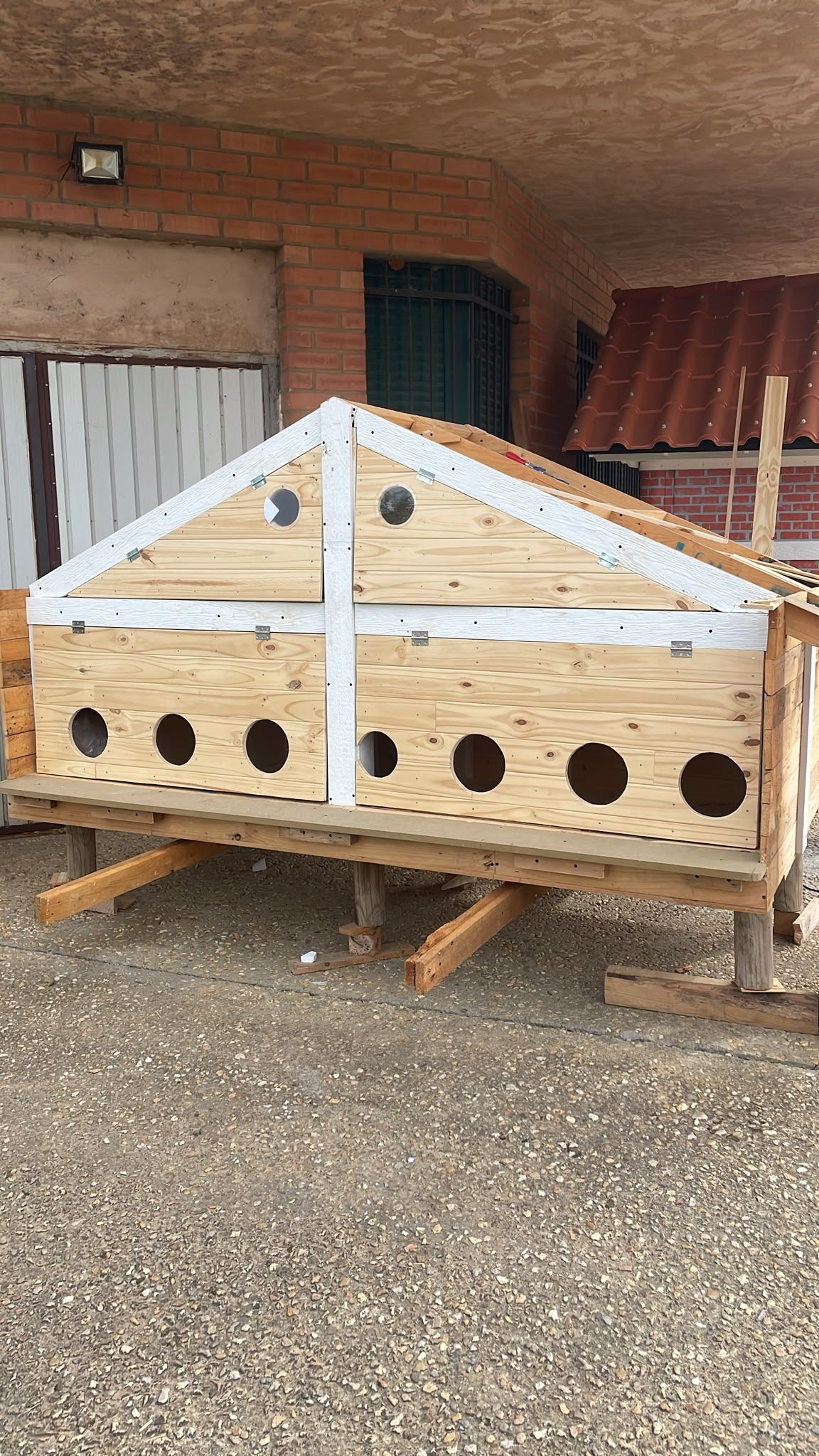 Una de las construcciones que se están realizando en Villaquilambre para los gatos callejeros