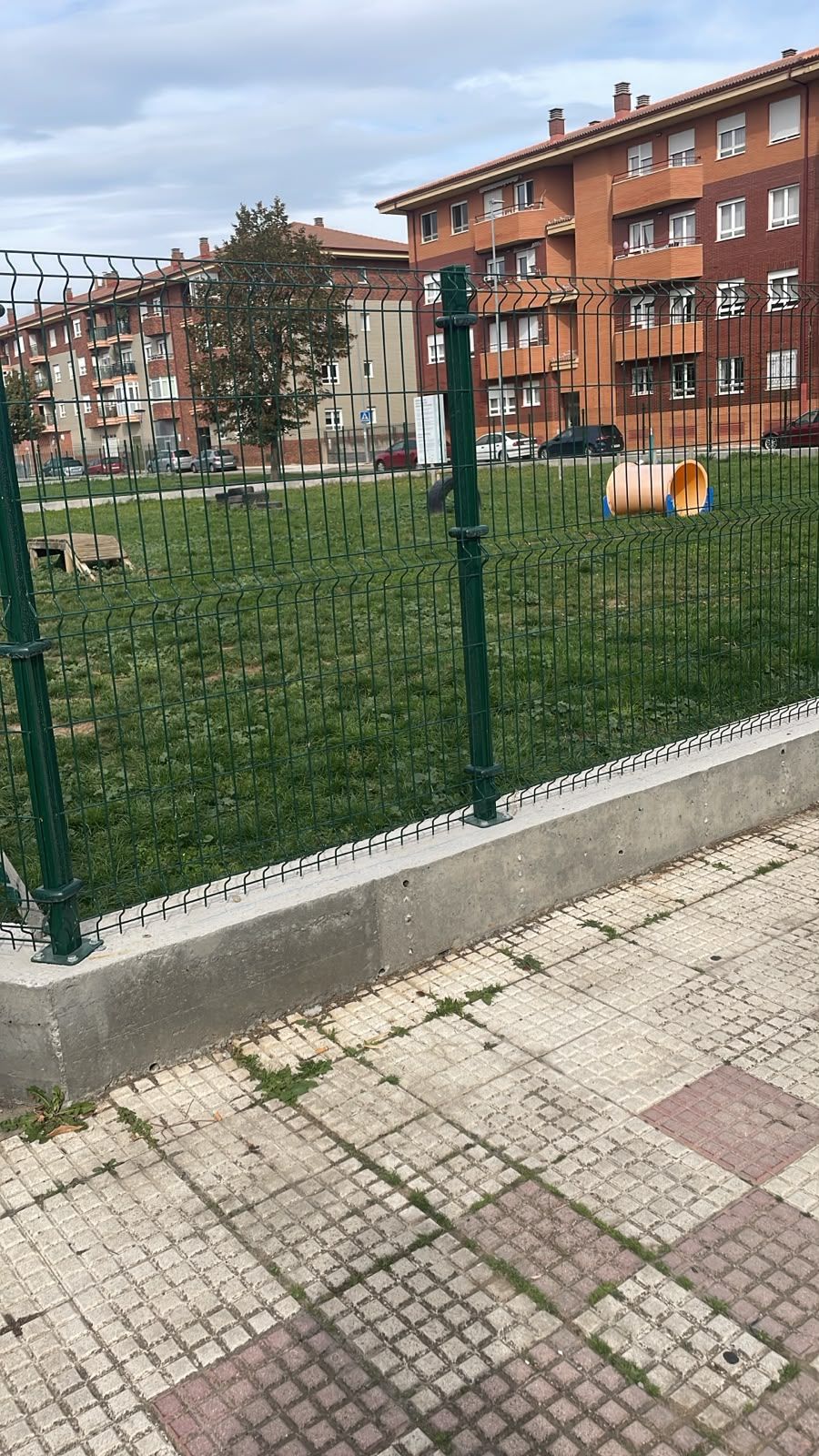 Una de las zonas de esparcimiento canino de Villaquilambre.