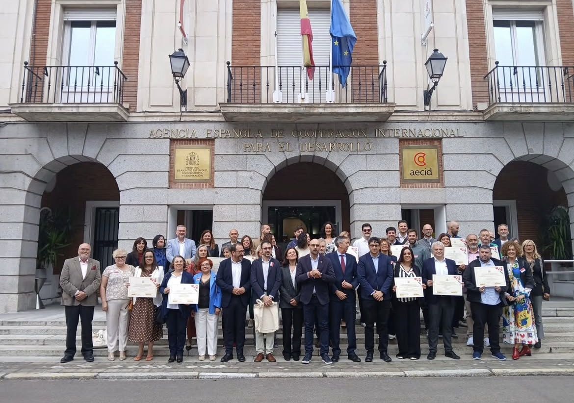 Entrega del reconocimiento. | L.N.C.