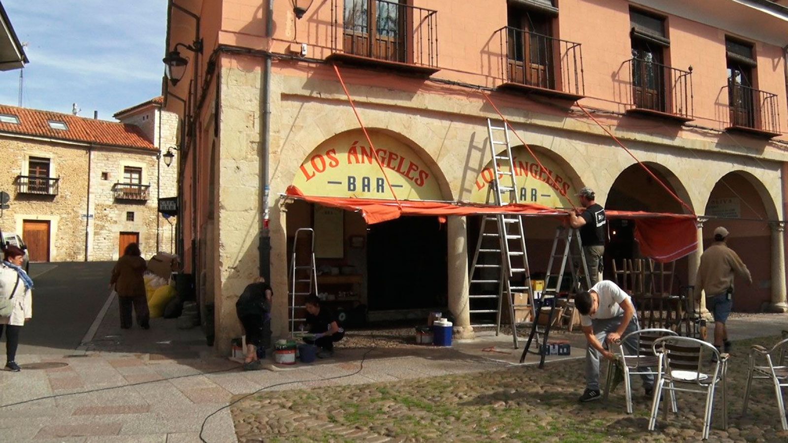 Imagen de archivo del rodaje de una producción audiovisual en la plaza del Grano de la capital leonesa. | LAURA PASTORIZA