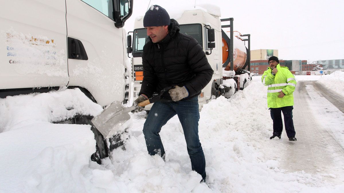 Imagen de archivo de camiones con problemas para circular por culpa de la nieve. | ICAL