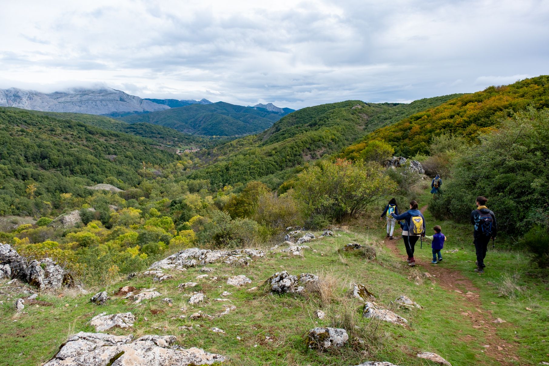 Vista de Orzonaga y las montañas. | VICENTE GARCÍA