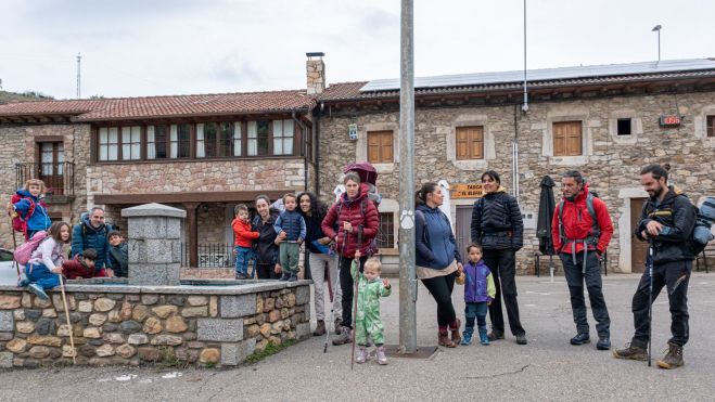 01 Plaza y fuente de Orzonaga donde se puede comenzar la ruta